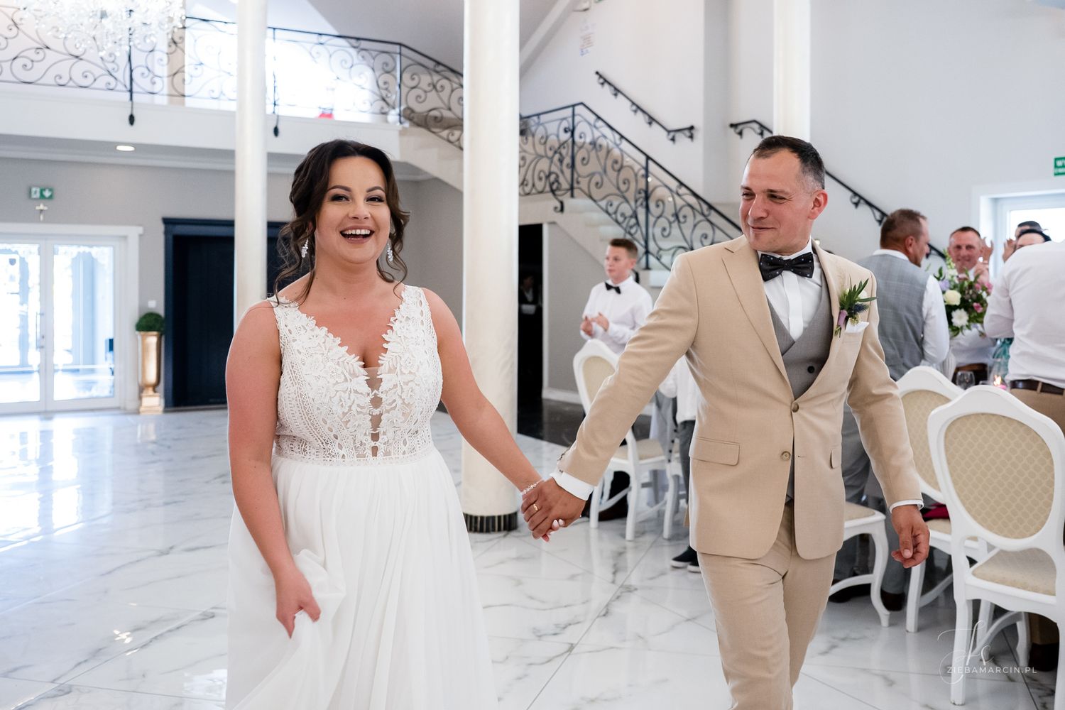 Powitanie nowożeńców przez gości na sali weselnej, fotografia ślubna Dębica