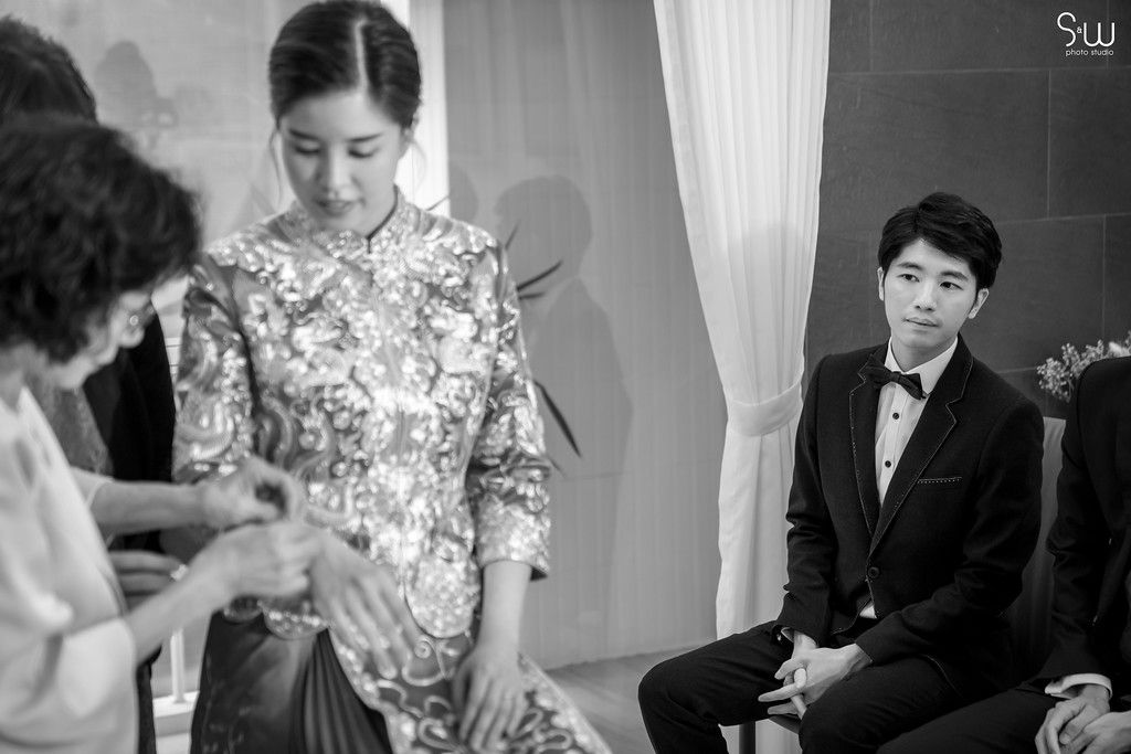 Black and white photo of a traditional Chinese wedding tea ceremony.