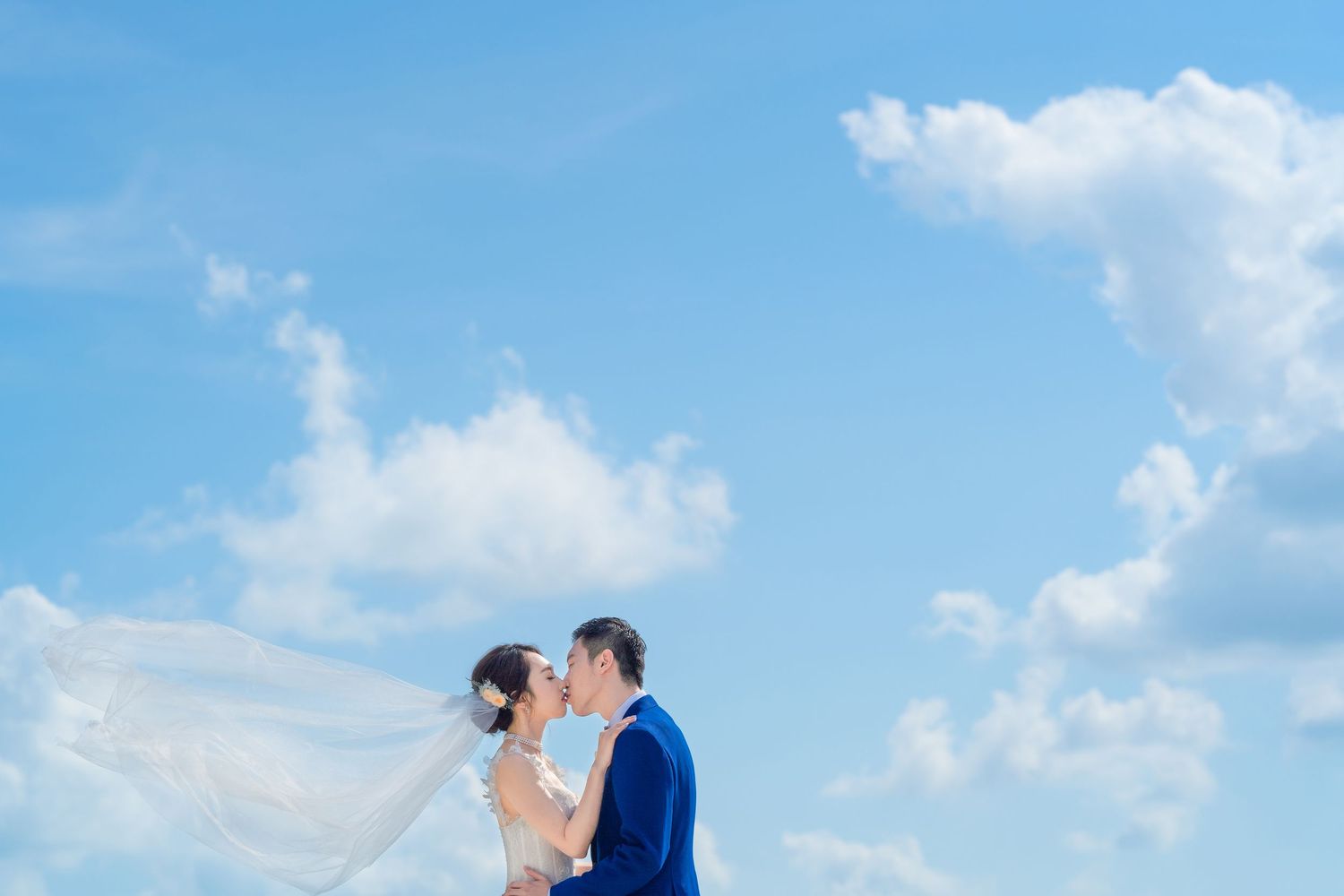 台北戶外婚禮攝影推薦，藍天白紗自然風格婚紗照