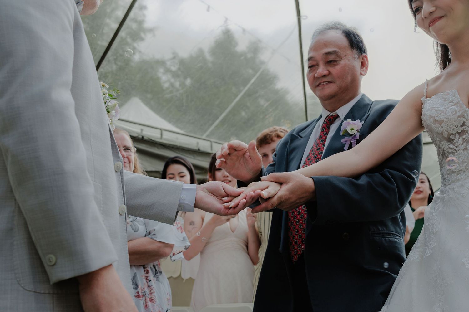 Father of the bride joining hands with couple during an outdoor wedding ceremony under a tent.台北婚禮攝影
婚禮攝影師
戶外婚禮
婚禮紀實
婚攝推薦
台灣婚禮攝影
自然風格婚攝
紀實婚禮