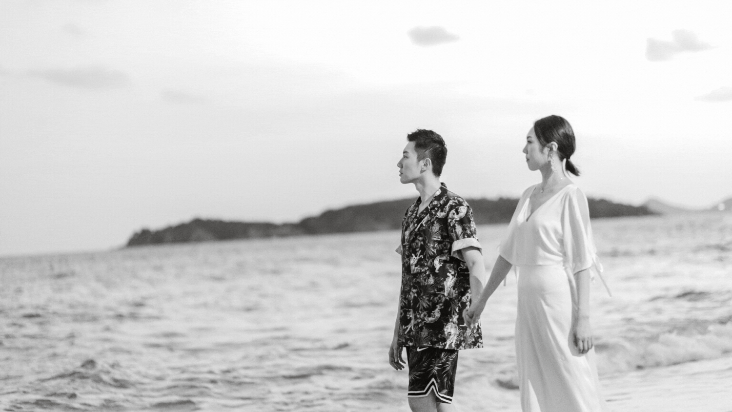 海外婚禮，蘇美島，雙人婚紗牽手眺望遠方