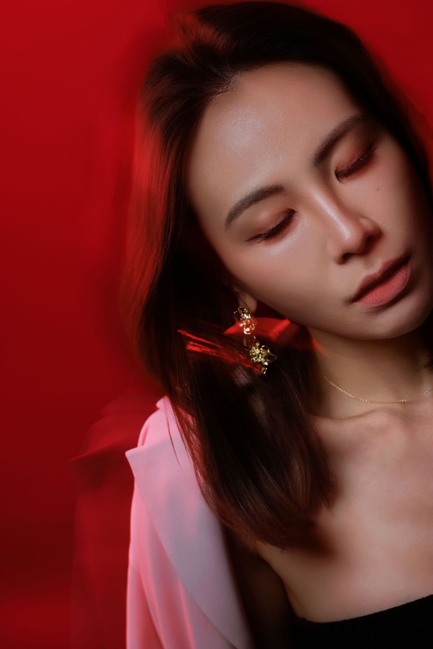 台北高階藝術人像，紅色氛圍燈光下的女子閉眼特寫，電影感柔焦情緒肖像，LOOK職人肖像與形象照攝影。