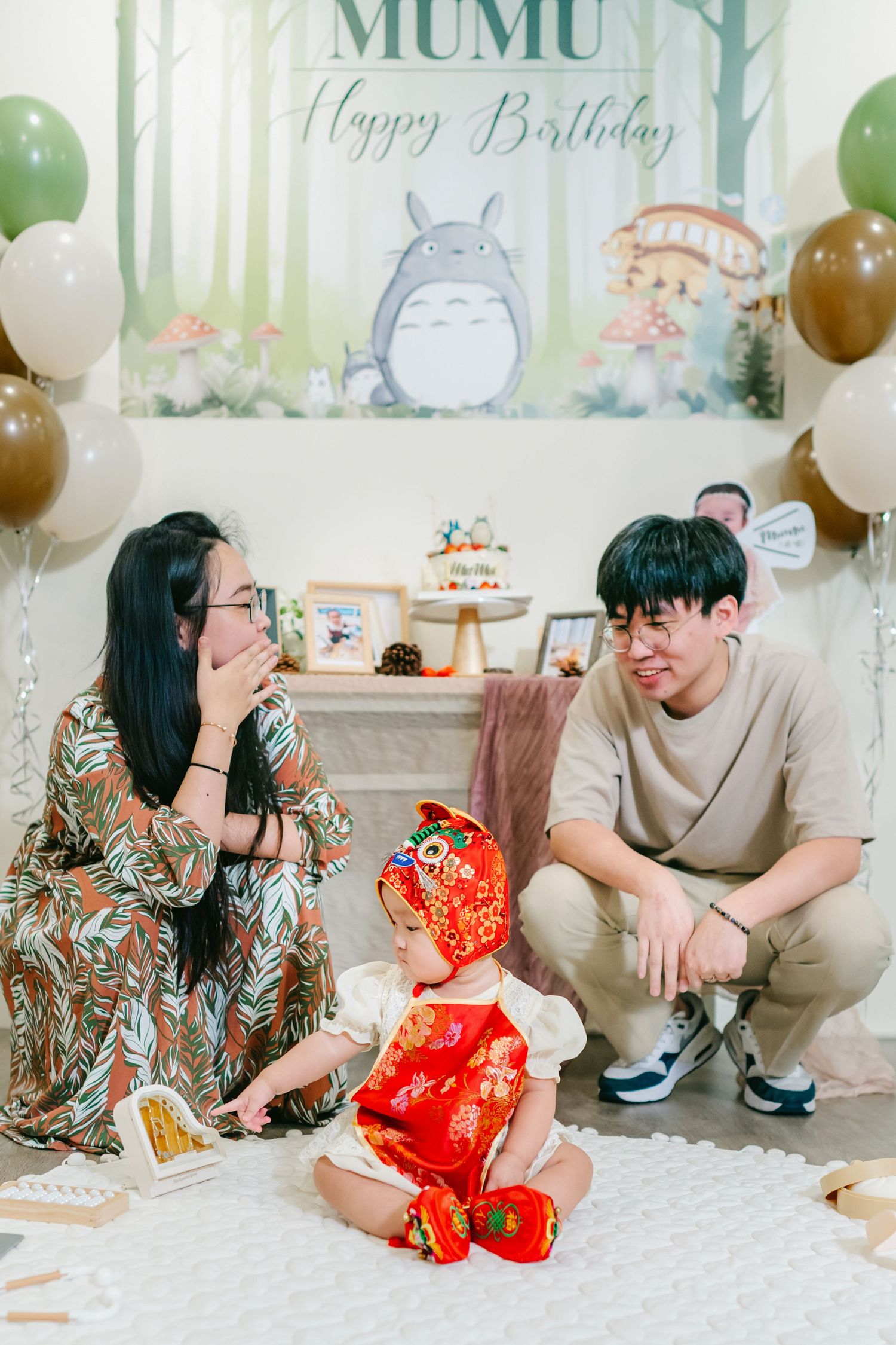 Stylish green and white party space with Totoro-themed decor features balloons and whimsical forest elements.