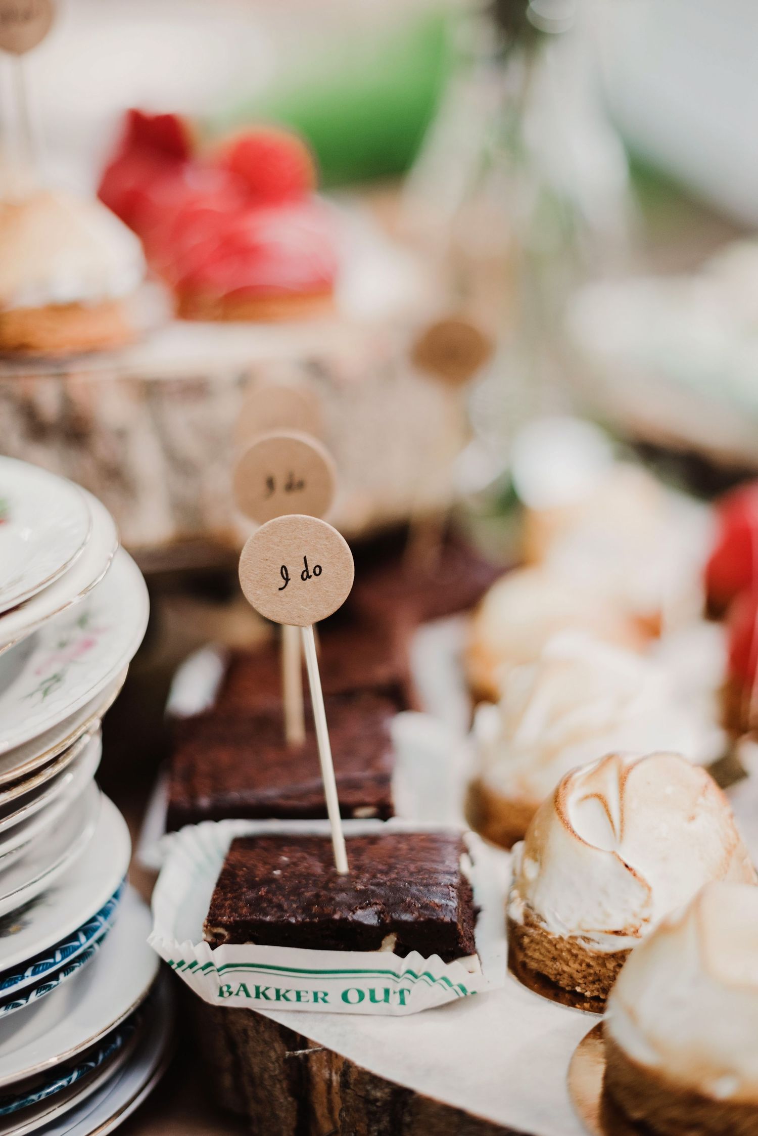 Close-up van desserttafel met chocoladerepen en naamkaartjes bij evenement, bruidsfotografie Brabant