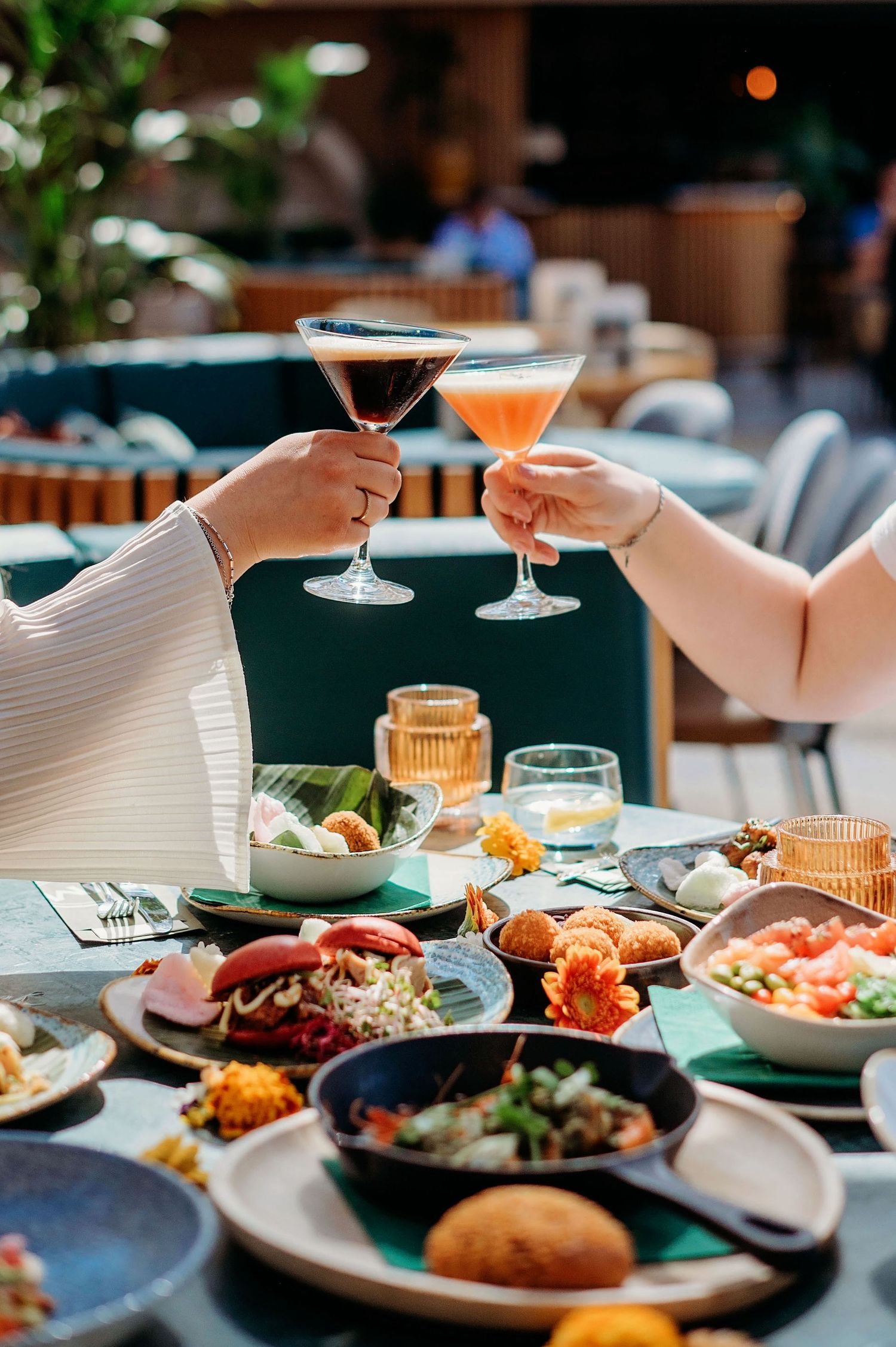 Buitendining met cocktails en meerdere borden eten, foodfotografie Brabant