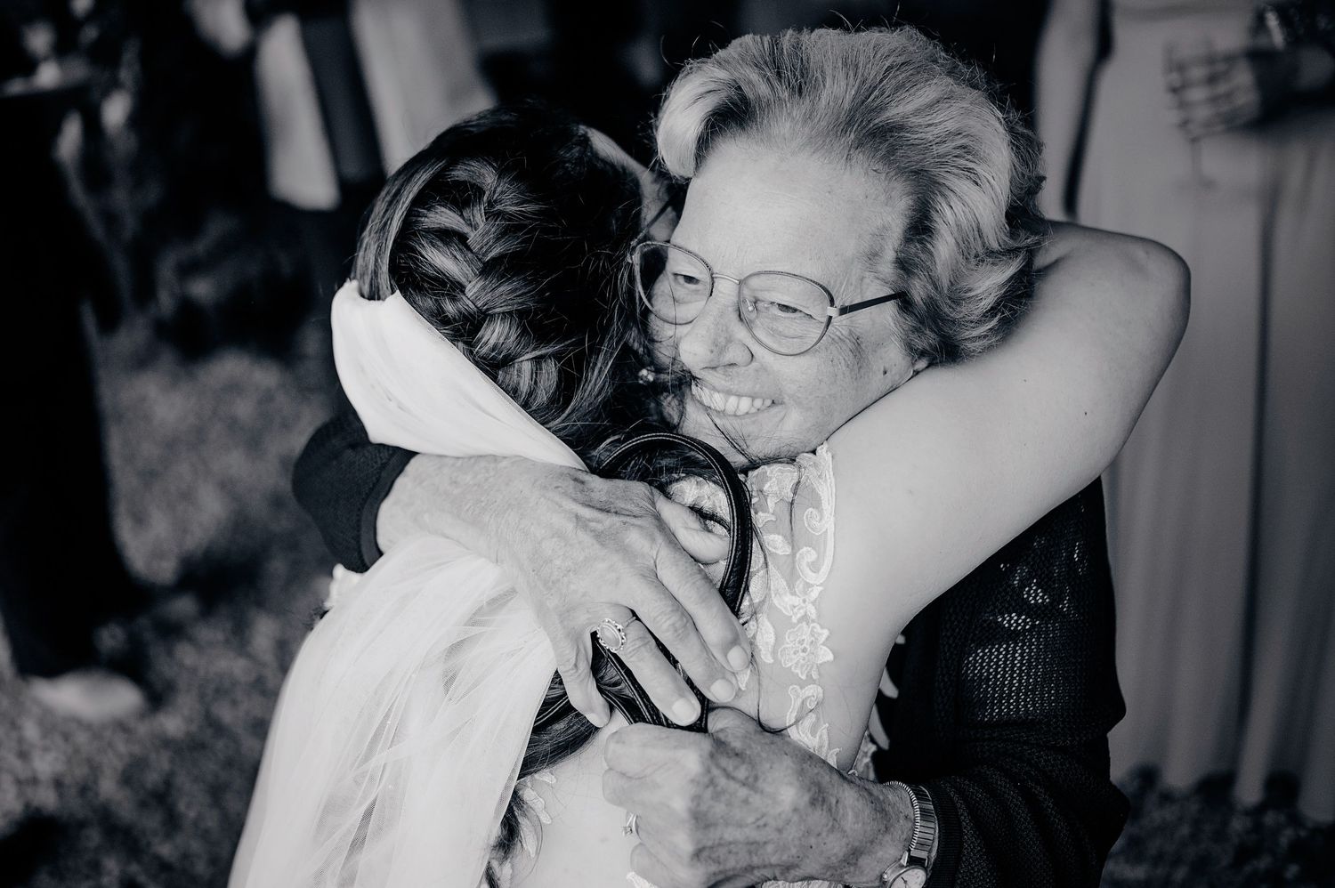 Zwart-wit serie bruiloftsfoto’s met intieme momenten en liefdevolle omhelzingen, bruidsfotografie Brabant