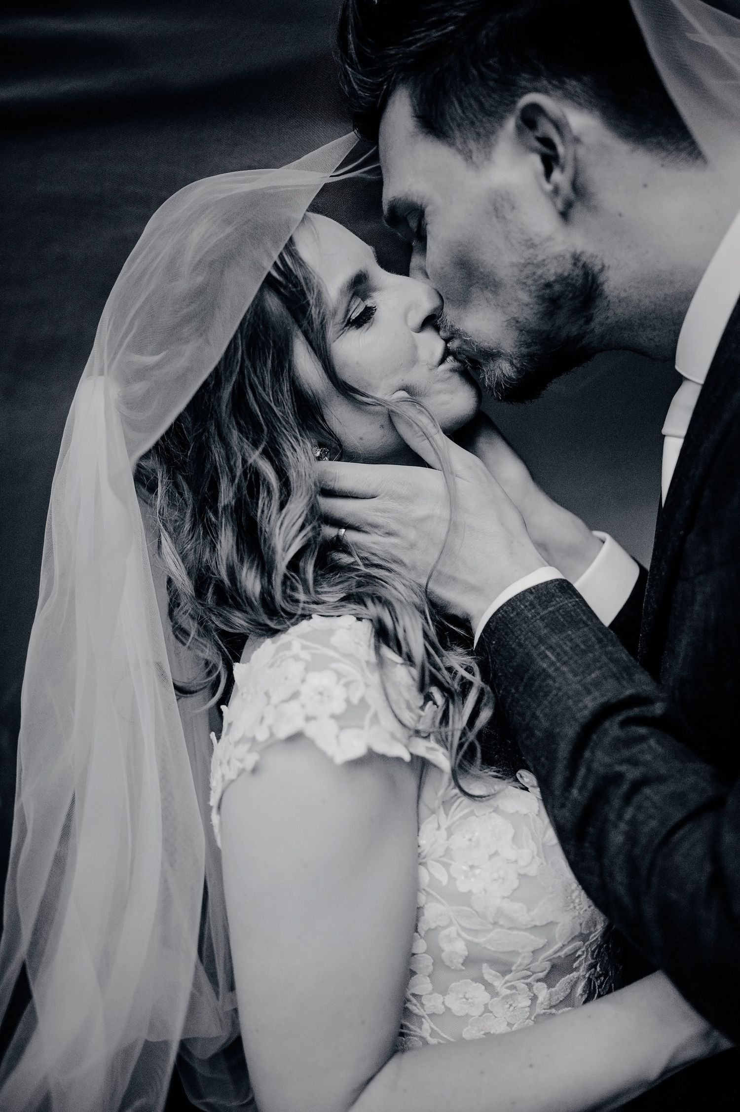 Romantische zwart wit trouwportretten met tedere momenten van bruidspaar, bruidsfotografie Huize Bergen Vught, Brabant.
