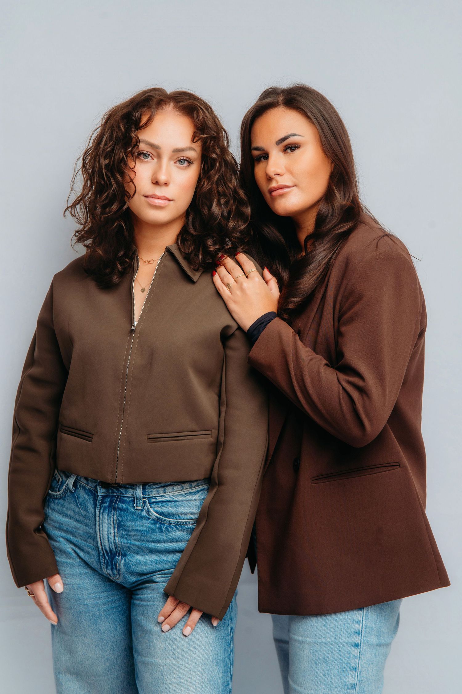 Twee modellen in bruin en blauw poseert samen, fashion editorial portretfotografie Vught, Brabant.