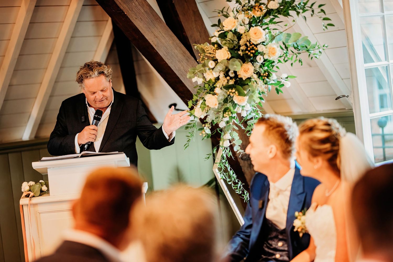 Buitenceremonie met bloemen en houten balken, bruidsfotografie Kasteel Maurick Vught, Brabant.