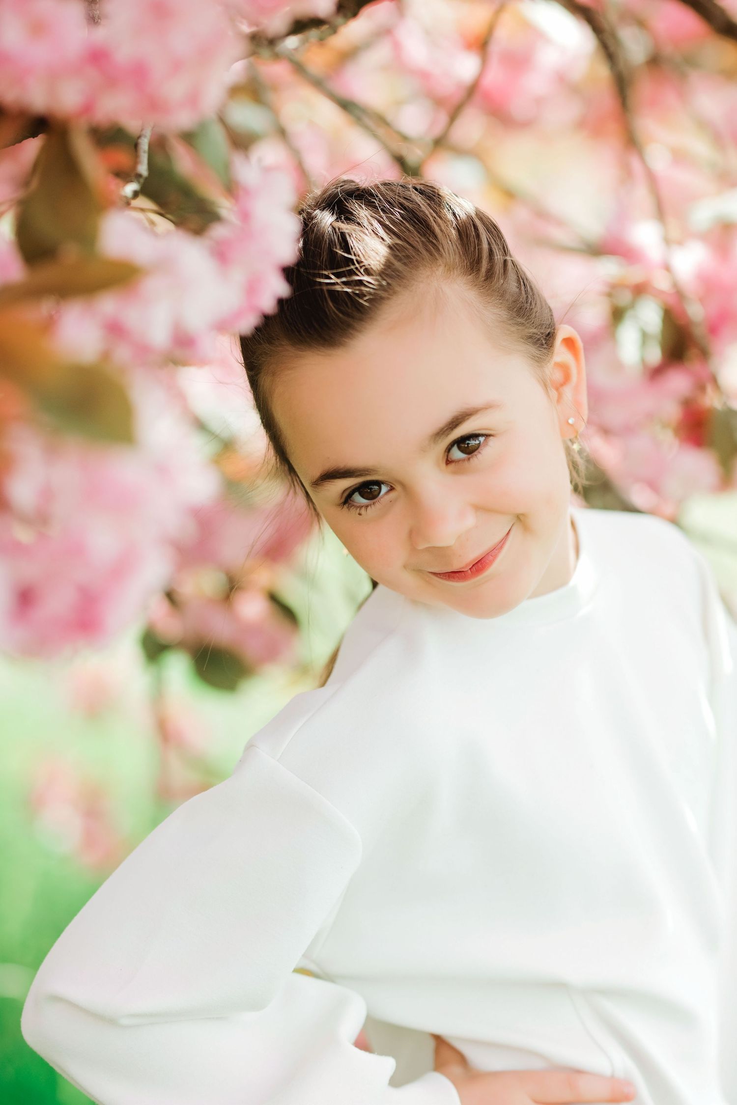 Kinderportret tussen bloesem in Brabant, spontane en pure fotografie door fotograaf in Vught