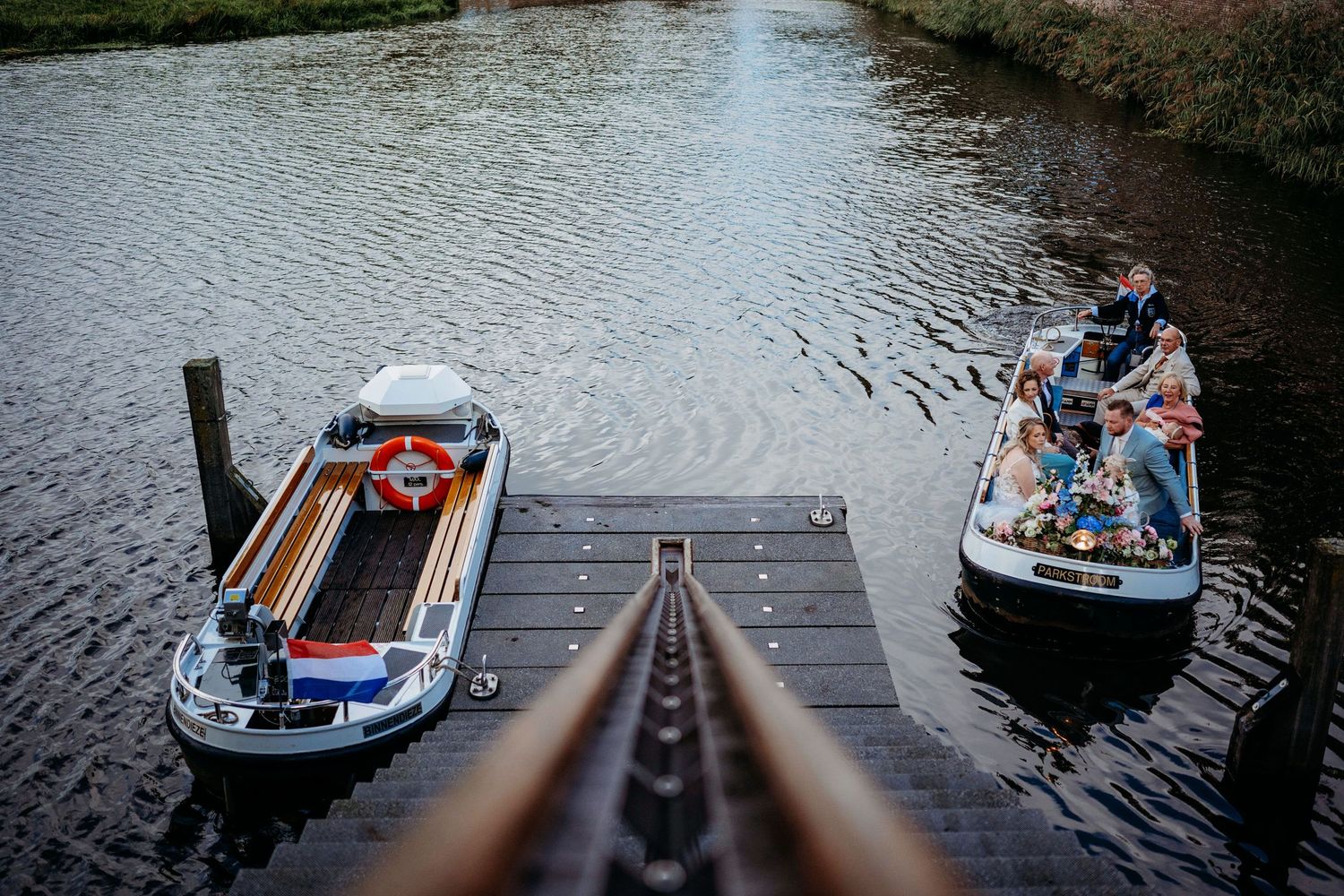 Bootjes op de Binnendieze gezien vanaf steiger, sfeervolle stads en trouwfotografie in Den Bosch en omgeving Brabant.