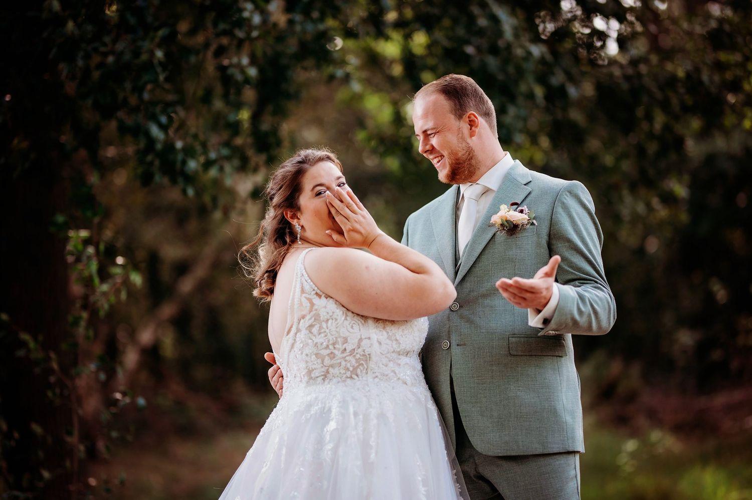 Bruidspaar danst samen tijdens hun trouwdag in de buitenlucht in Brabant, romantische bruidsfotografie
