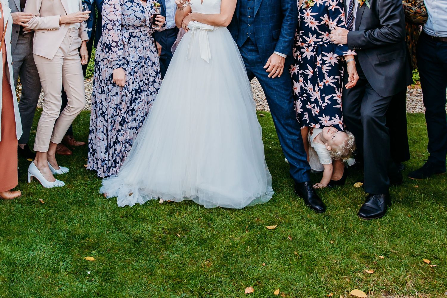 Spontaan moment van vreugde en lachen tijdens receptie met zittende gasten, bruidsfotografie Brabant.