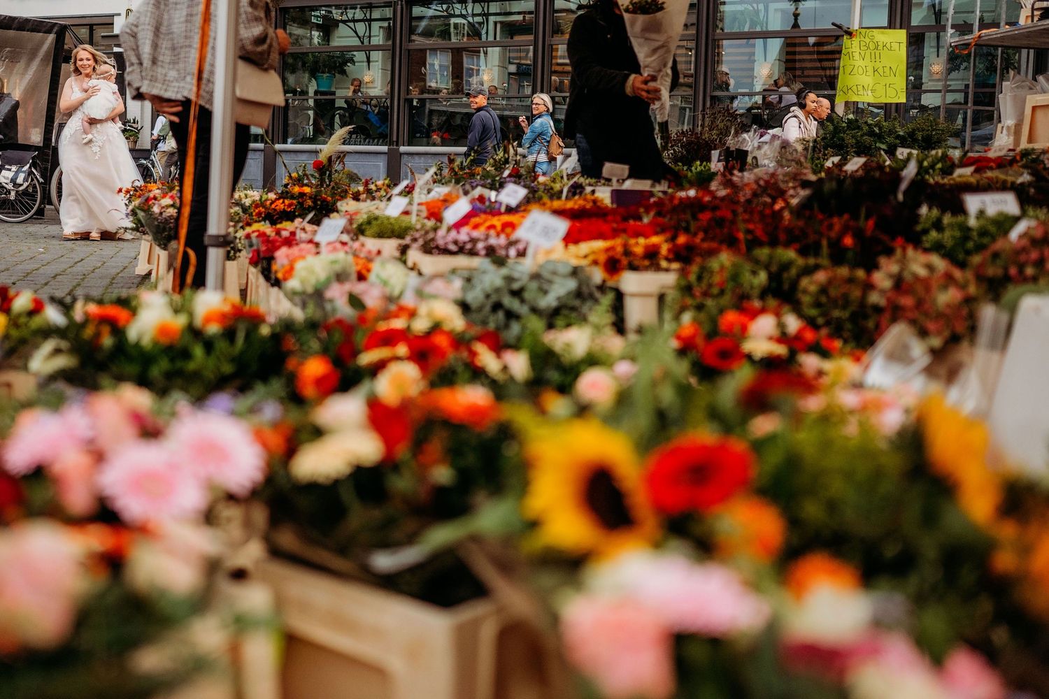 Kleurrijke bloemenmarkt met bloemenkramen op de Markt in Den Bosch, sfeervolle stads en trouwfotografie in omgeving Brabant.