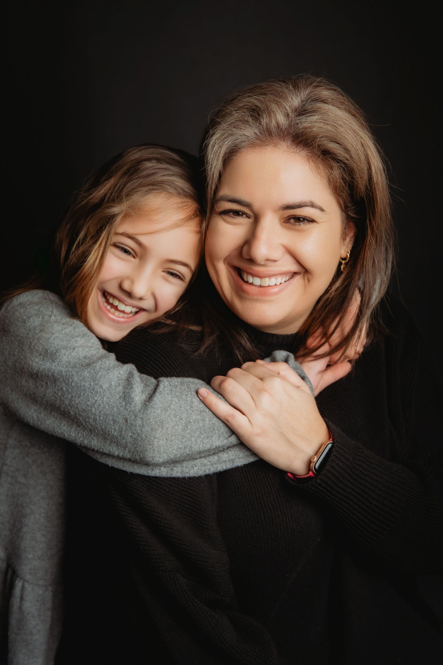 Moeder en kind omhelzen elkaar tijdens studioshoot in Vught, emotionele portretfotografie