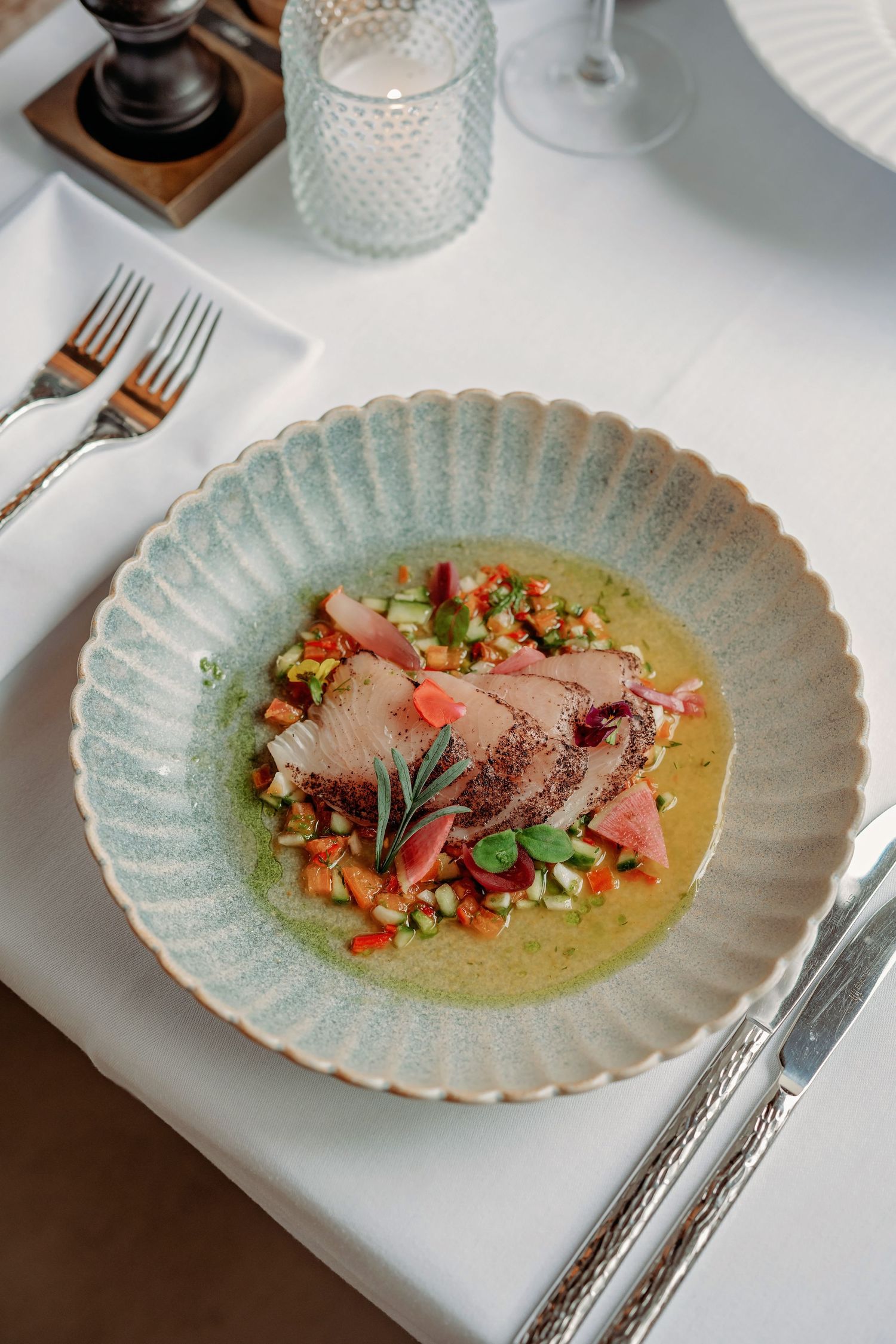 Gesneden vleesgerecht op blauw geschulpt bord met kleurrijke groente garnituur, foodfotografie Brabant