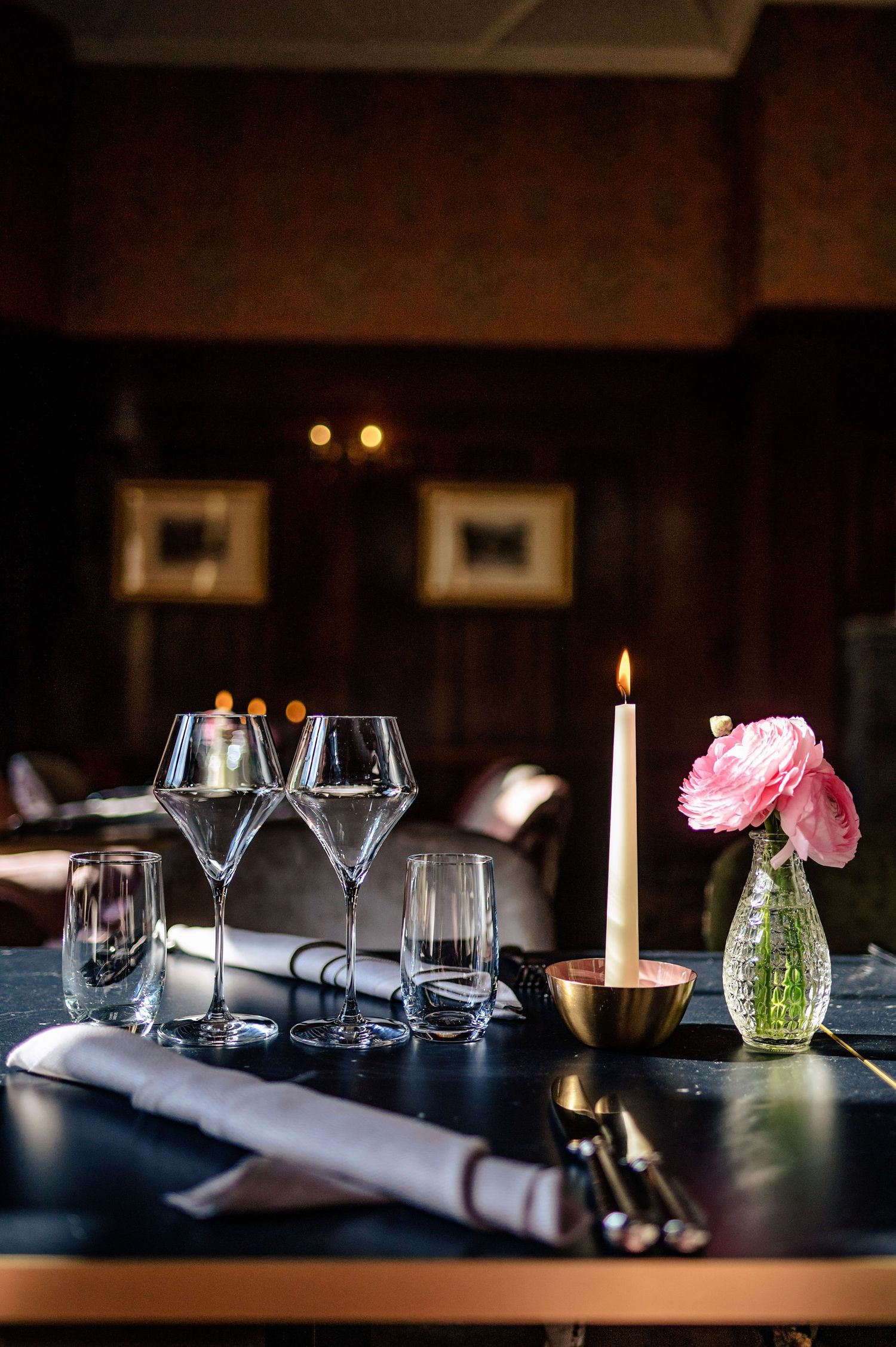 Elegante barcounter met hanglampen en houten panelen, interieurfotografie Brabant