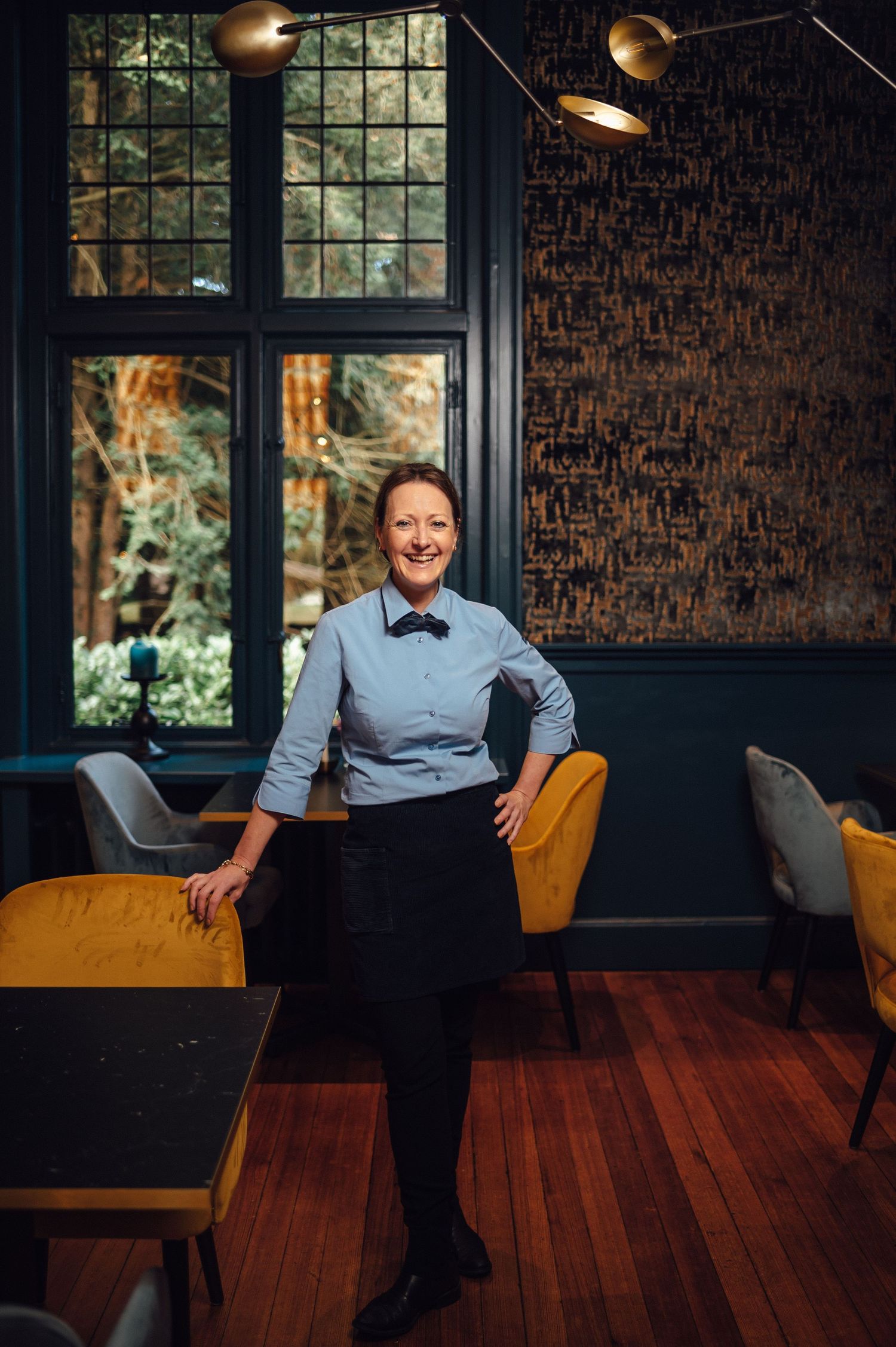 Interieur portret in vintage kamer met houten vloer en gele meubels, interieurfotografie Brabant