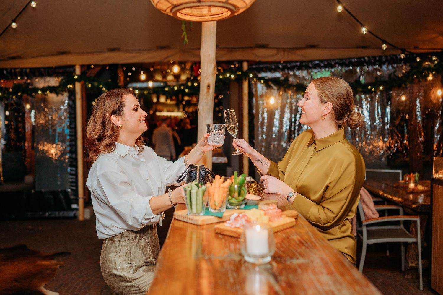 Gezellig restaurantinterieur met lichtjes en warm sfeerlicht, sfeervolle locatie en bruidsfotografie bij Boscafé Oisterwijk, Brabant.