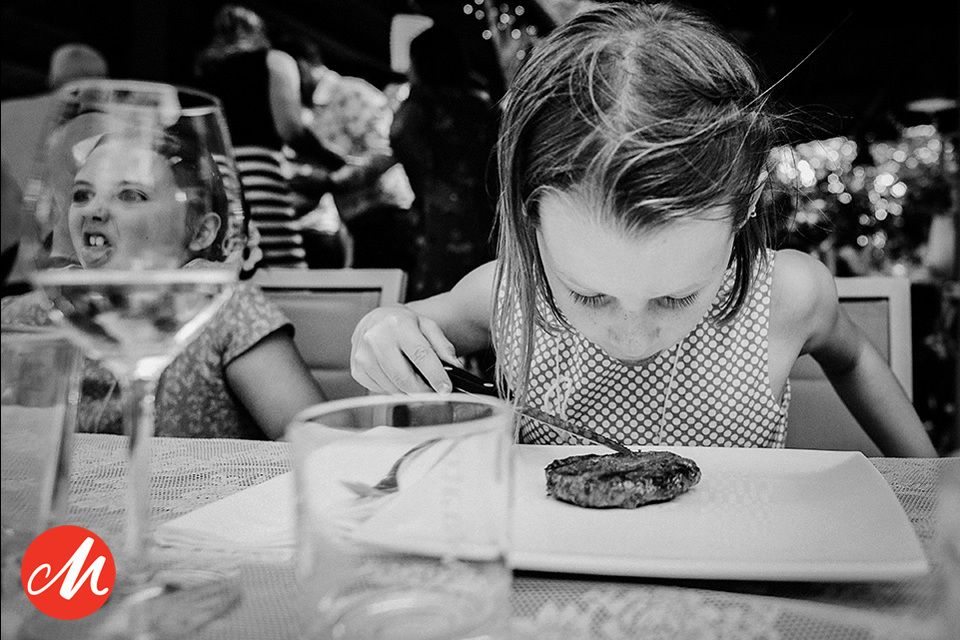 Zwart-wit trouwfoto’s van gasten tijdens diner en feest, bruidsfotografie Brabant