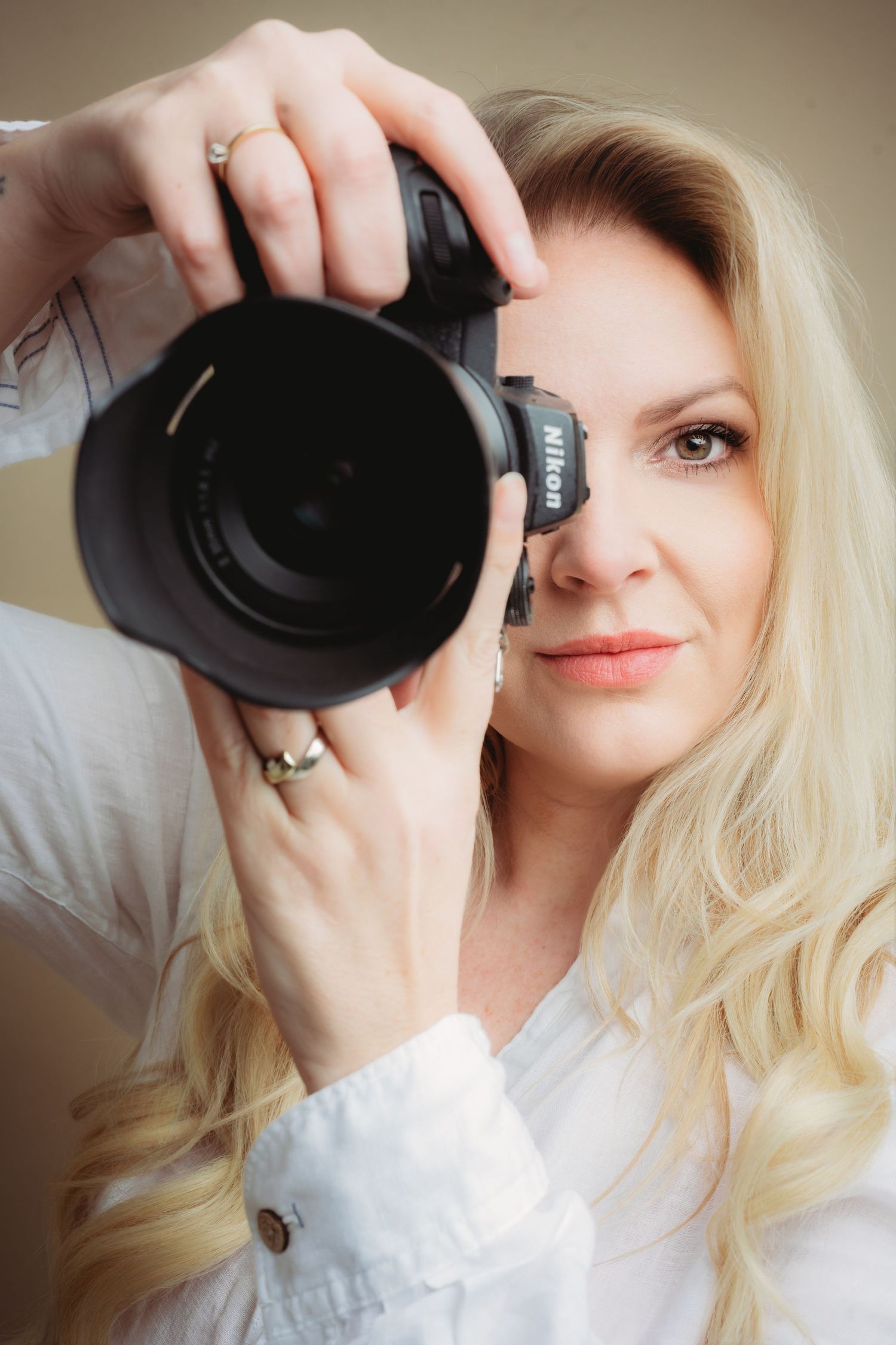 Fotograaf met cameralens in close-up, professionele portretfotografie en brandingfoto in studio regio Den Bosch, Vught, Noord Brabant.