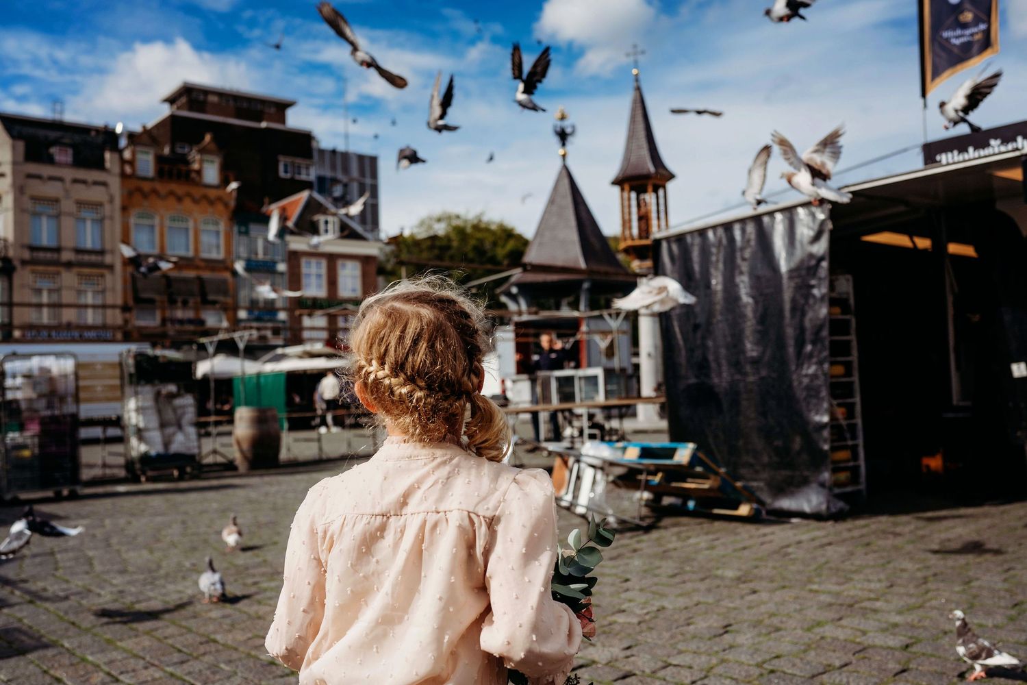 Vogels boven historische kustplaats met kerktorens, sfeervolle locatie en trouwfotografie in Den Bosch en omgeving Brabant.