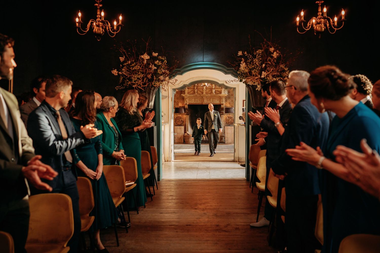 Trouwceremonie met gangpad en kroonluchters, romantische bruidsfotografie bij Kasteel Wijenburg Echteld, Brabant.