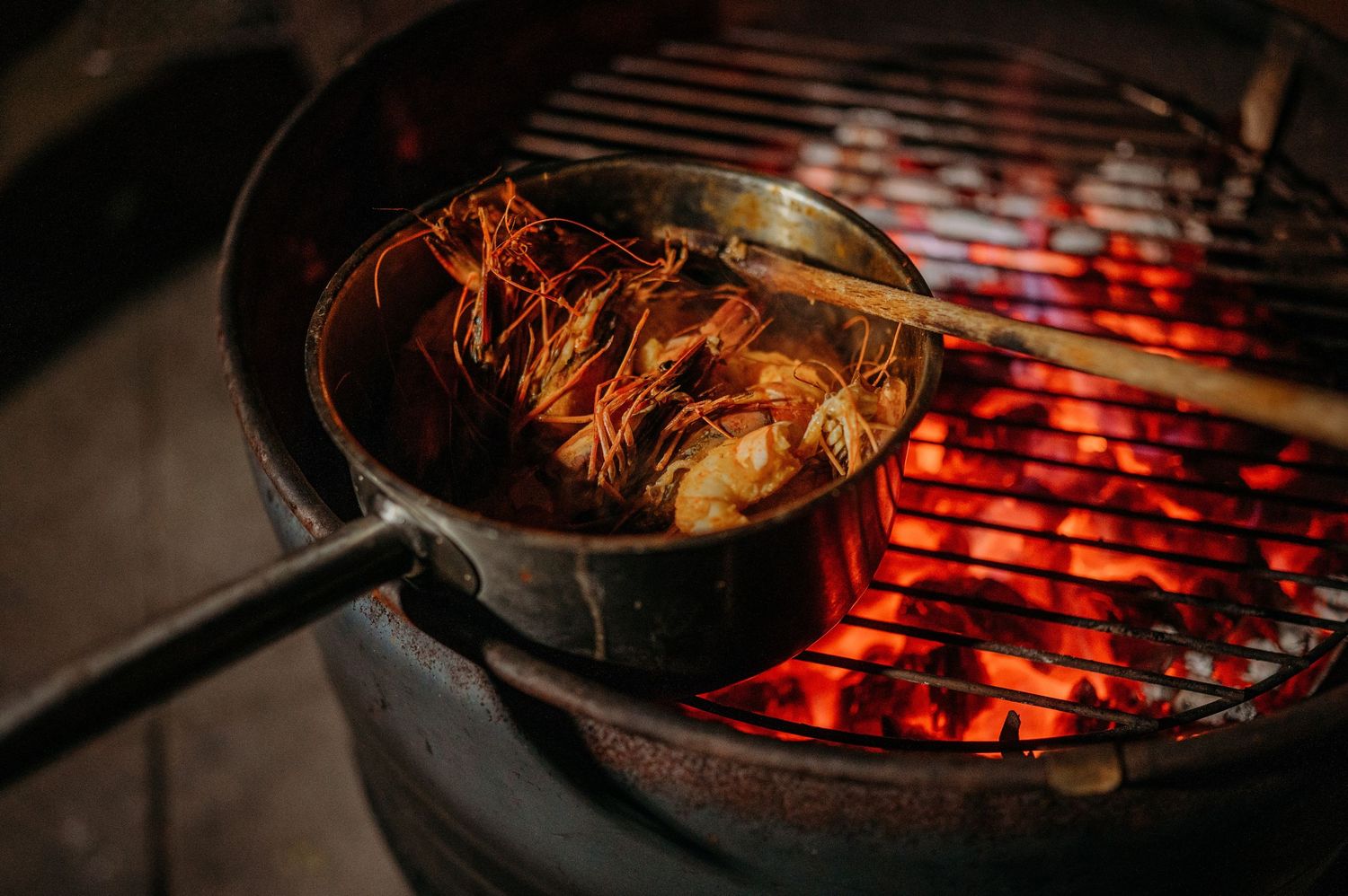 Close-up van barbecue met gloeiende kolen en eten, sfeervolle detailfotografie bij Boscafé Oisterwijk, regio Brabant.