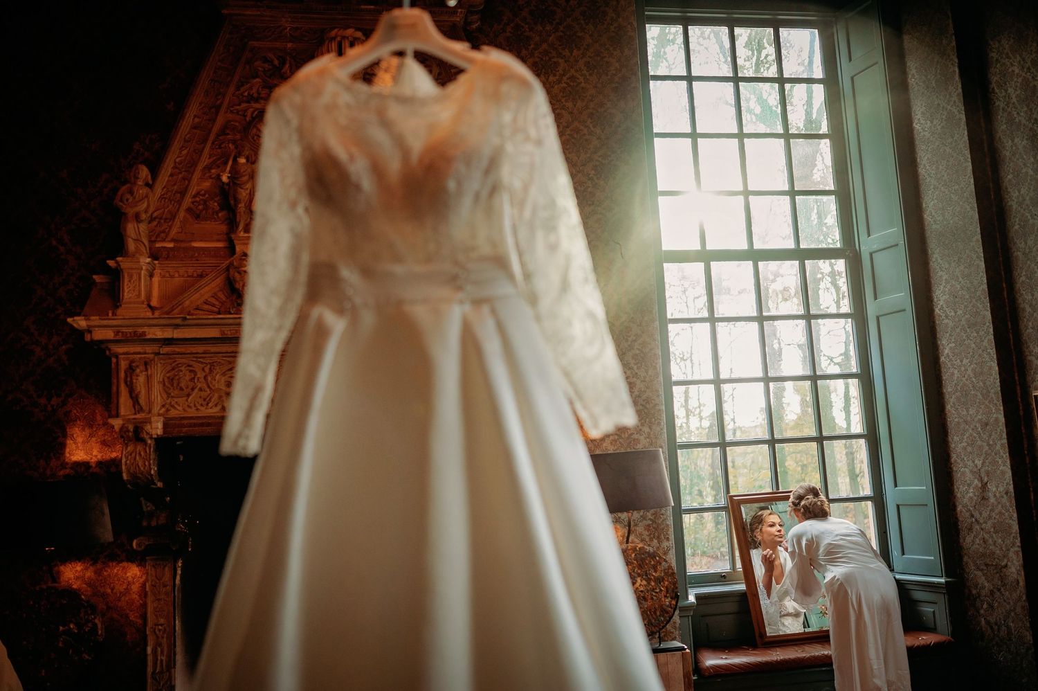 Elegante witte trouwjurk in raamlicht kamer met vintage details, bruidsfotografie Brabant.