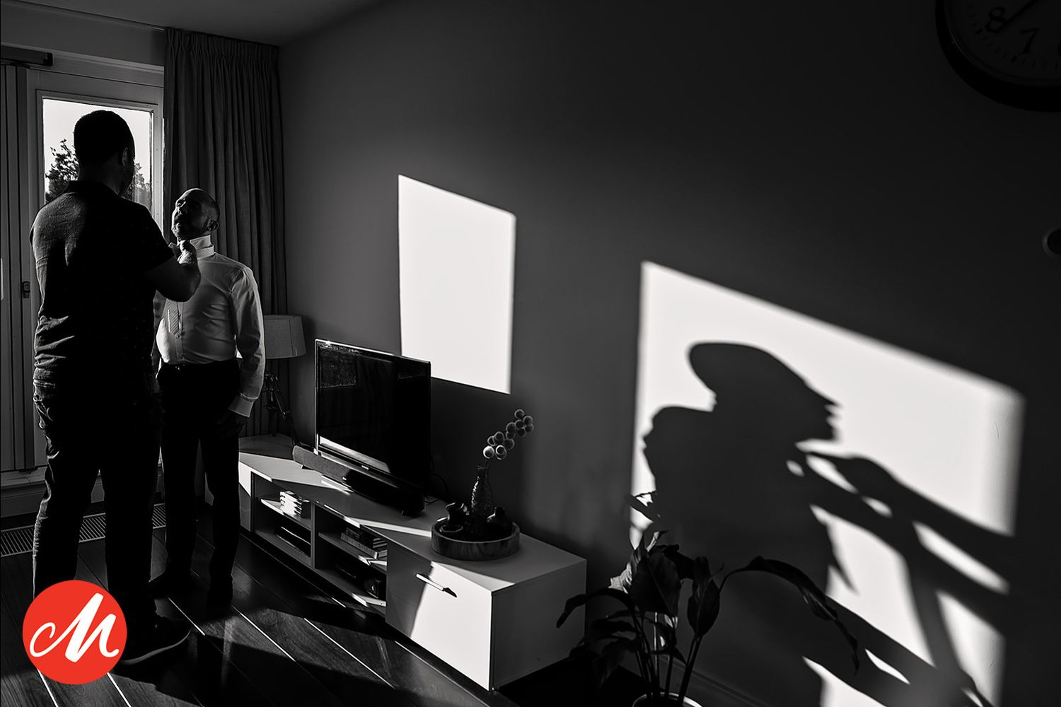 Dramatisch zwart-wit interieur met sterk raamlicht dat schaduwen werpt, bruidsfotografie Brabant