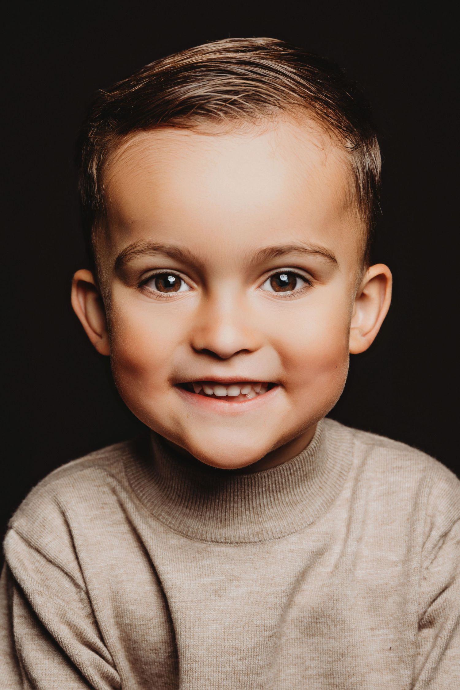 Close-up portret tegen zwarte achtergrond met stralende glimlach, portretfotografie Brabant