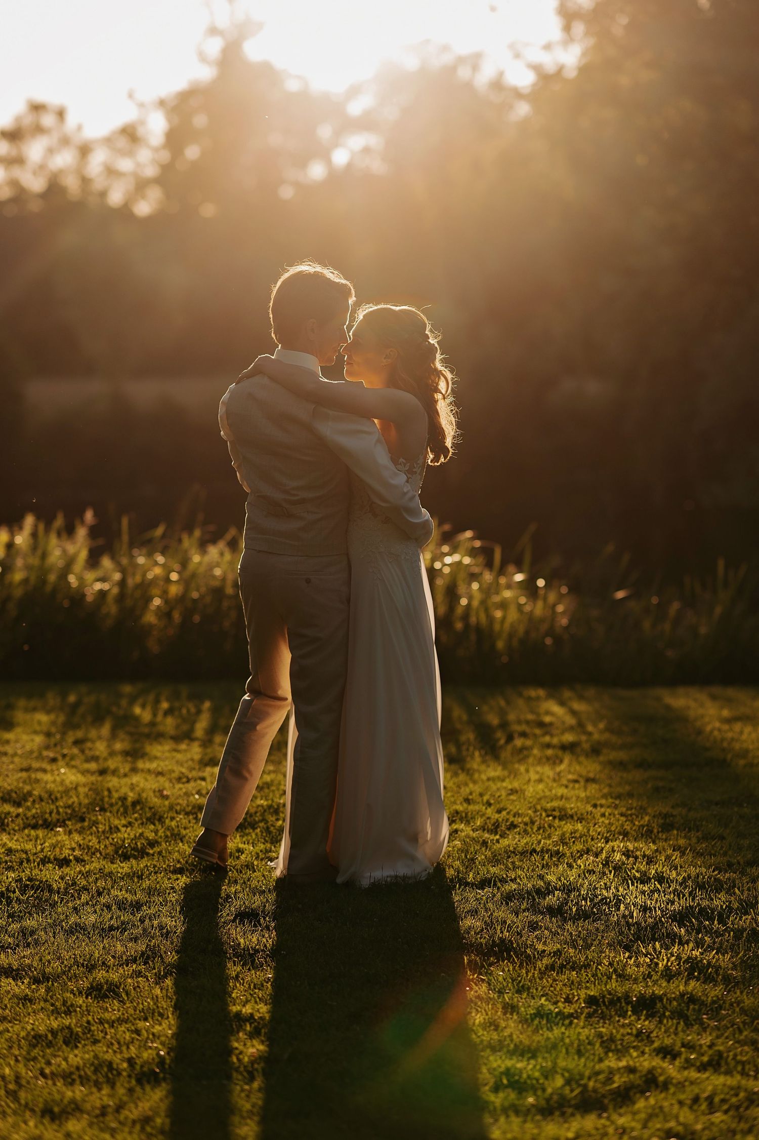 Romantisch portret van het bruidspaar tijdens golden hour bij Kasteel Maurick in Vught.