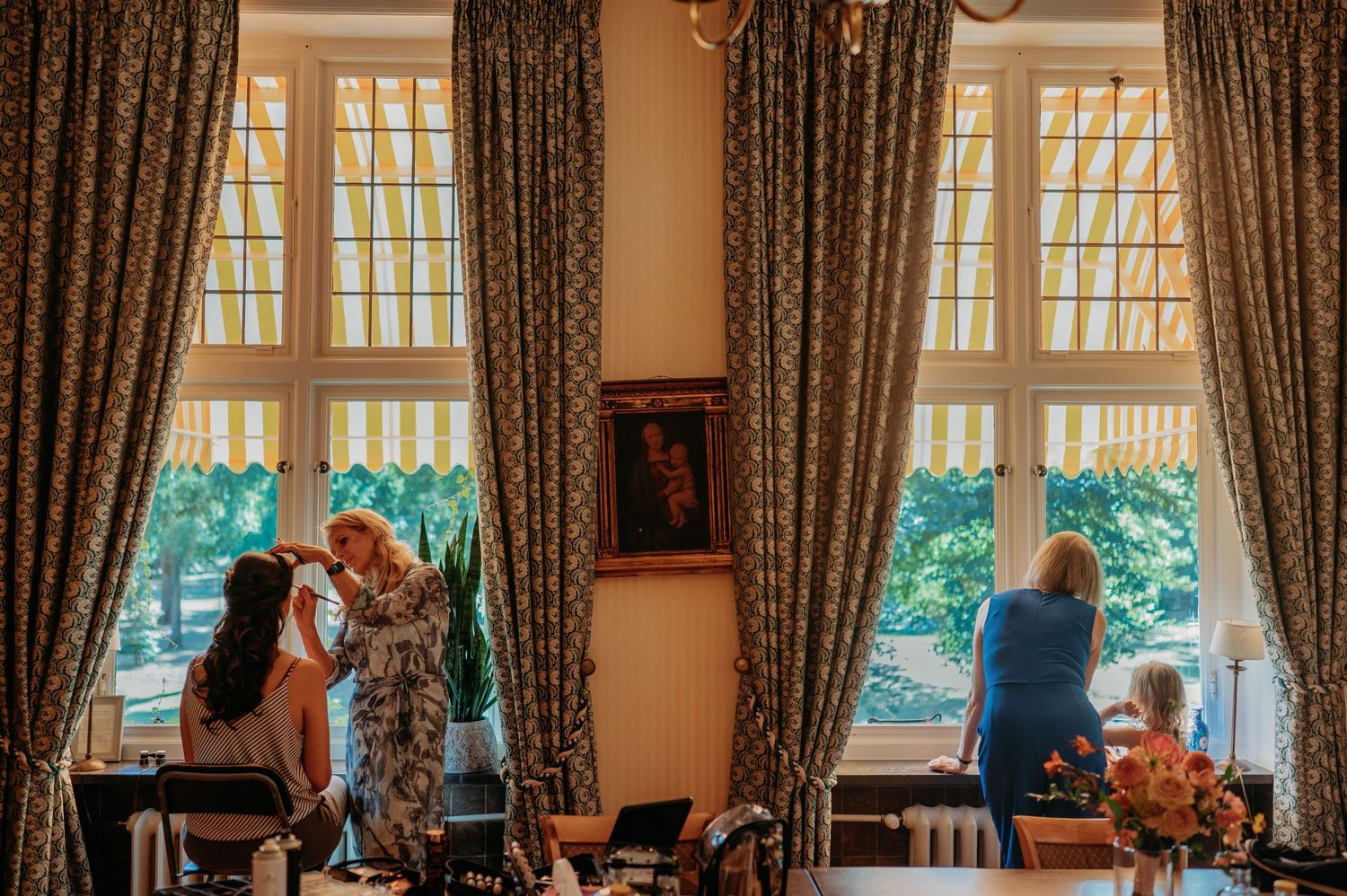 Elegante receptielocatie met hoge ramen en draperieën voor warme ambiance, trouwfotografie Brabant.