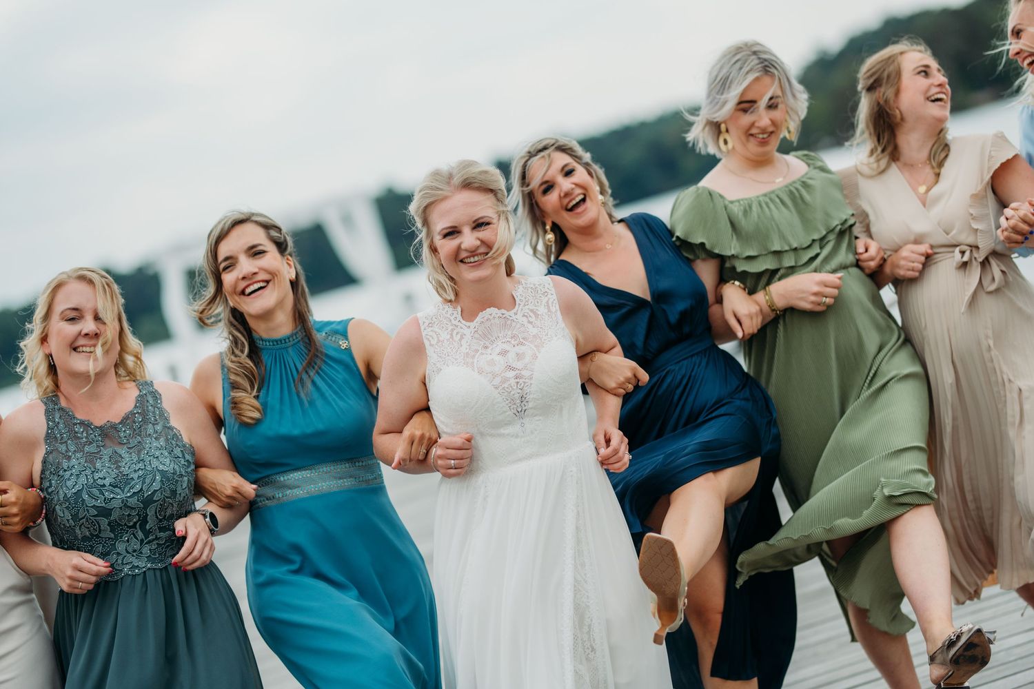 Bruidspaar en gasten vieren en dansen buiten, spontane bruidsfotografie IJM IJzereman Vught, Brabant.