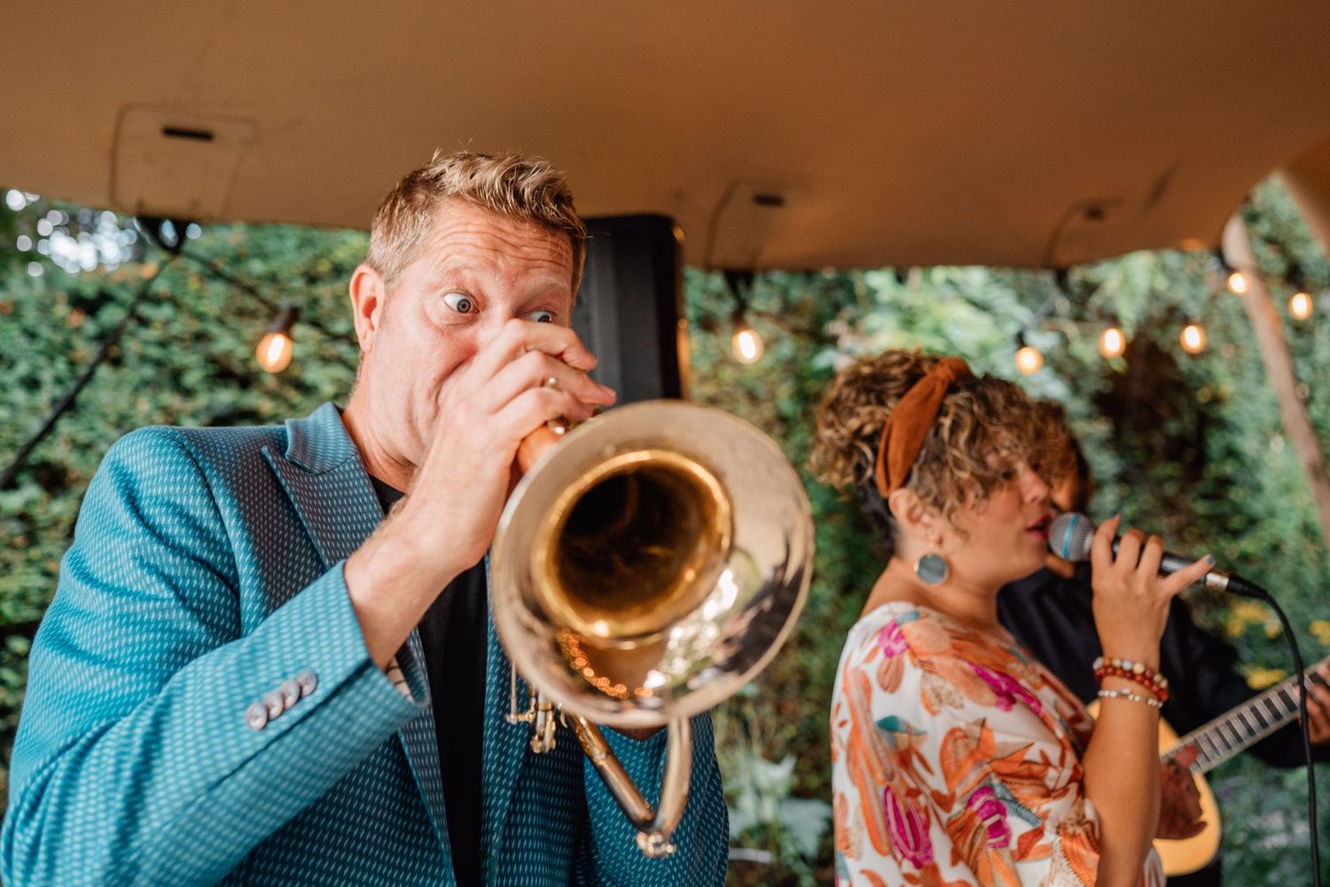 Muzikanten spelen koperblazers buiten, eventfotografie Vught, Brabant.