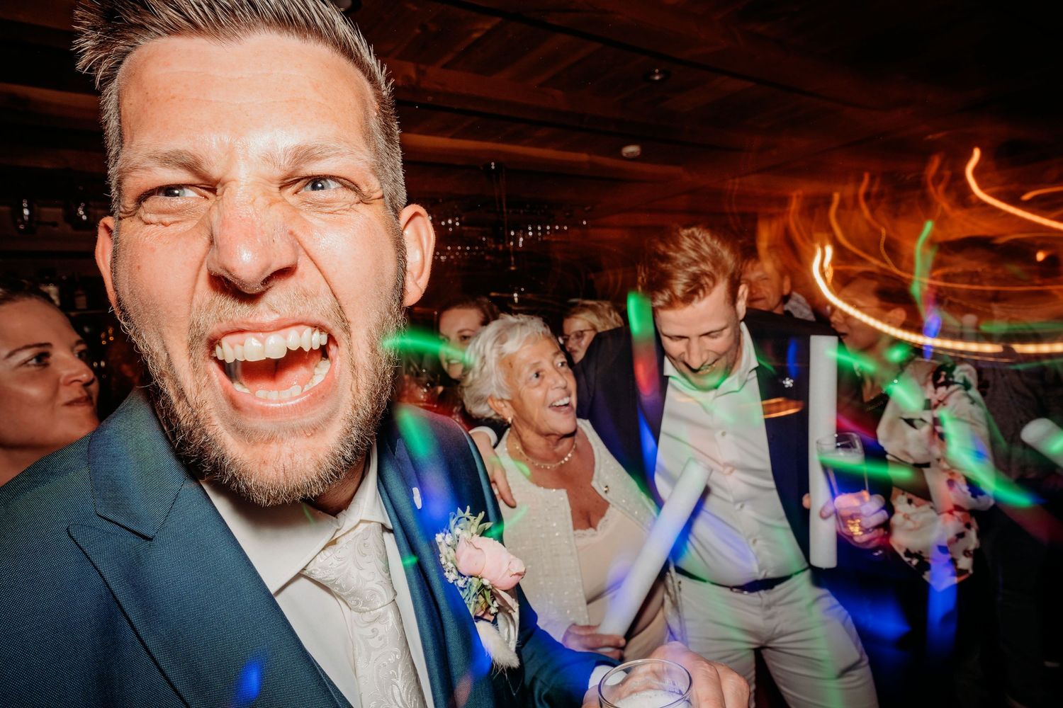 Close up van gast op dansvloer tijdens feestavond, levendige bruidsfotografie Brabant