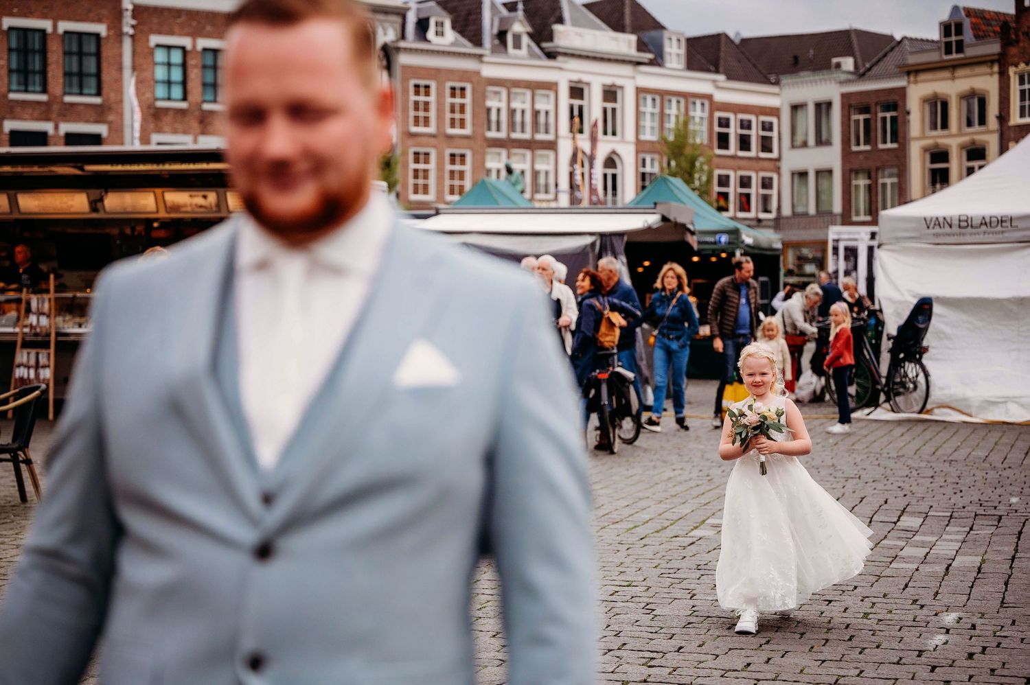 Bruiloftsfeest op de Markt in Den Bosch met historische gevels, spontane bruidsfotografie in Den Bosch en omgeving Brabant.