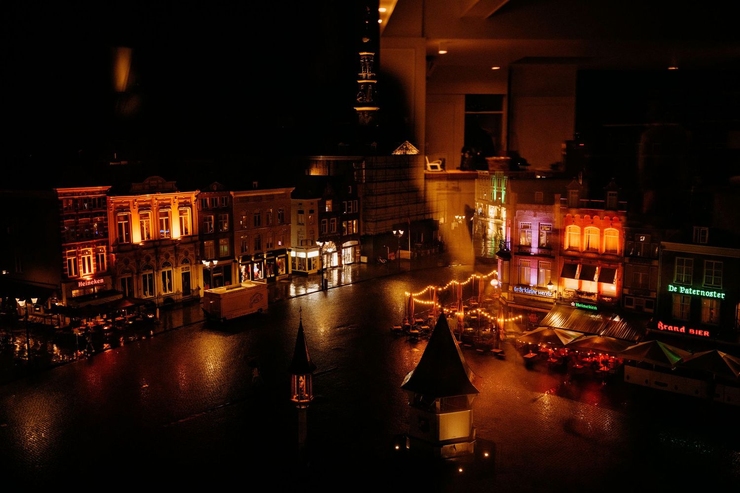 Avond sfeer op de Markt in Den Bosch met warme verlichting, romantische bruidsfotografie en trouwreportage in Brabant.