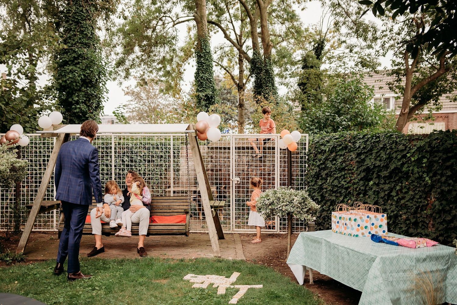 Tuinlocatie met latticerek en natuurlijke begroeiing, trouwfotografie Brabant.