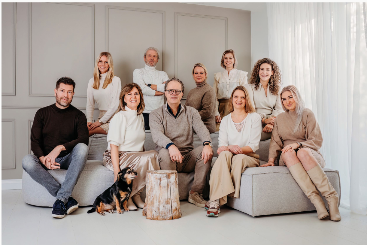 Groepsportret in casual kleding zittend op wit meubilair, portretfotografie Brabant