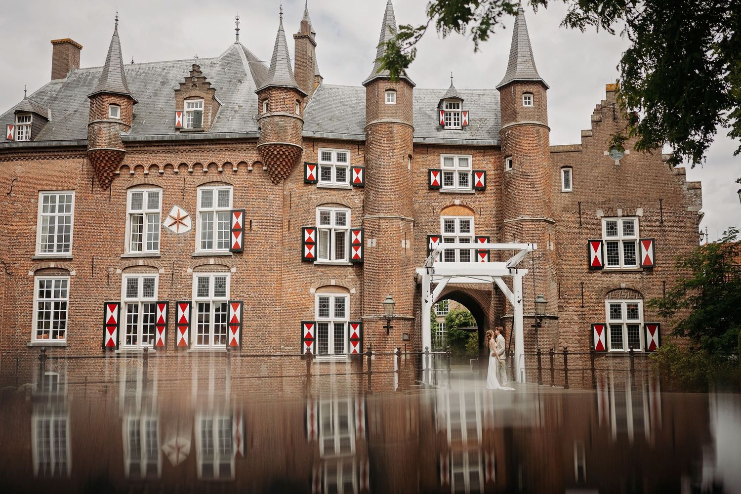 Historisch Kasteel Maurick in Vught vormt het decor voor een romantische trouwdag.
