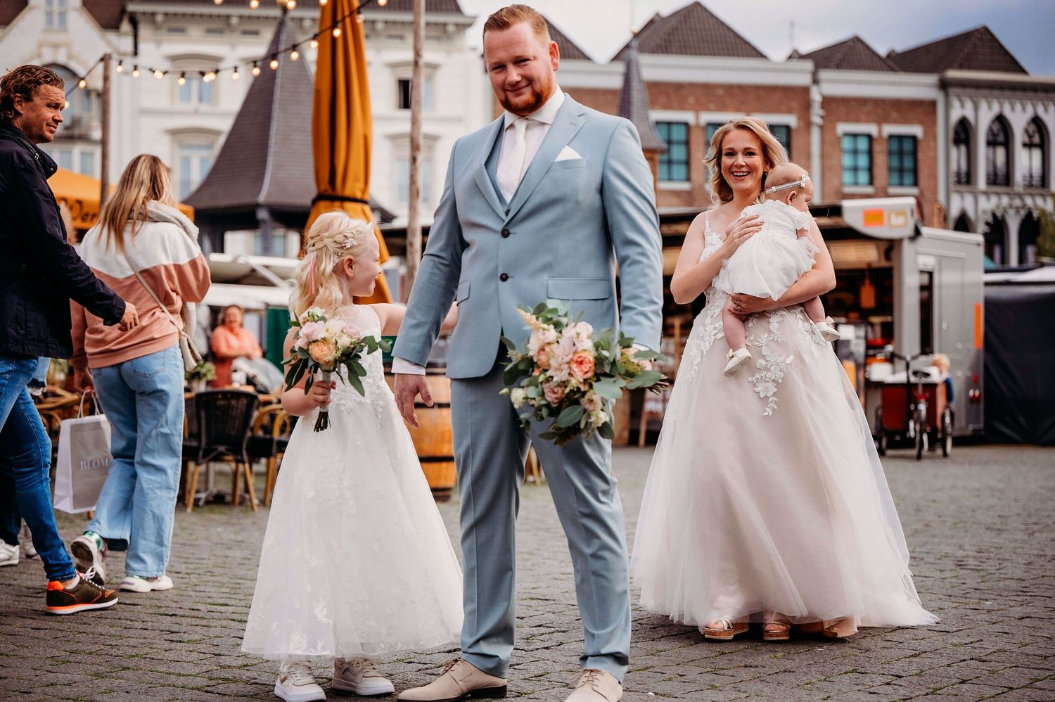 Romantisch moment van bruidspaar op historisch plein in Den Bosch, sfeervolle bruidsfotografie in omgeving Brabant.