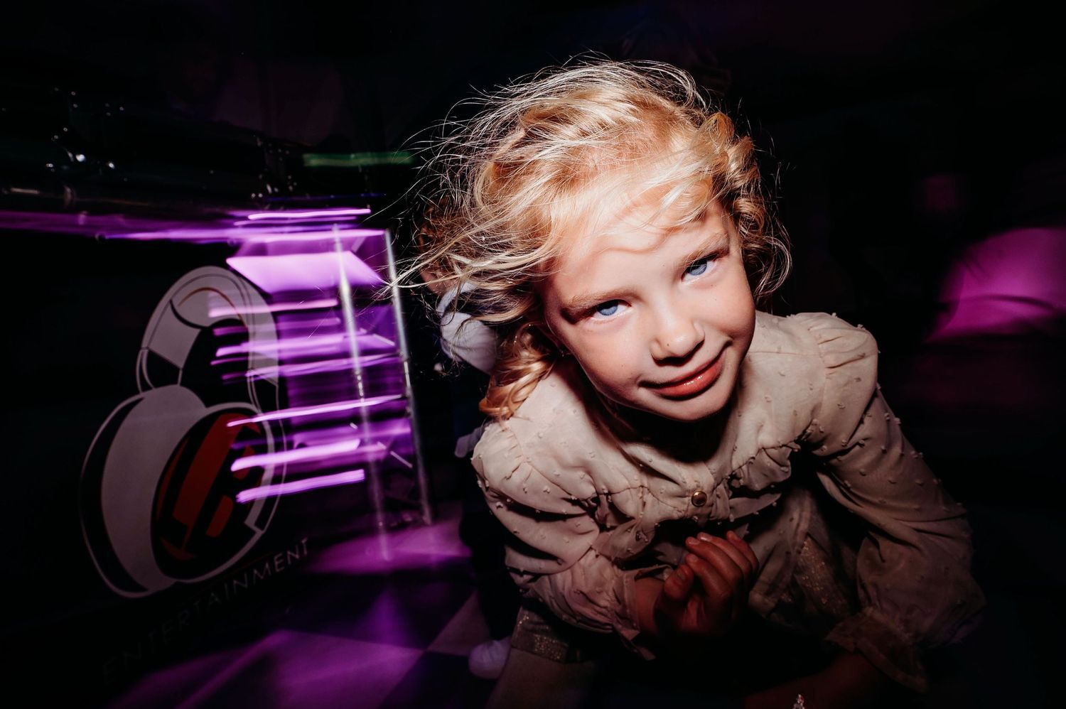 Artistieke trouwfoto in de avond met paars licht, sfeervolle bruidsfotografie en trouwreportage in Den Bosch en Brabant.