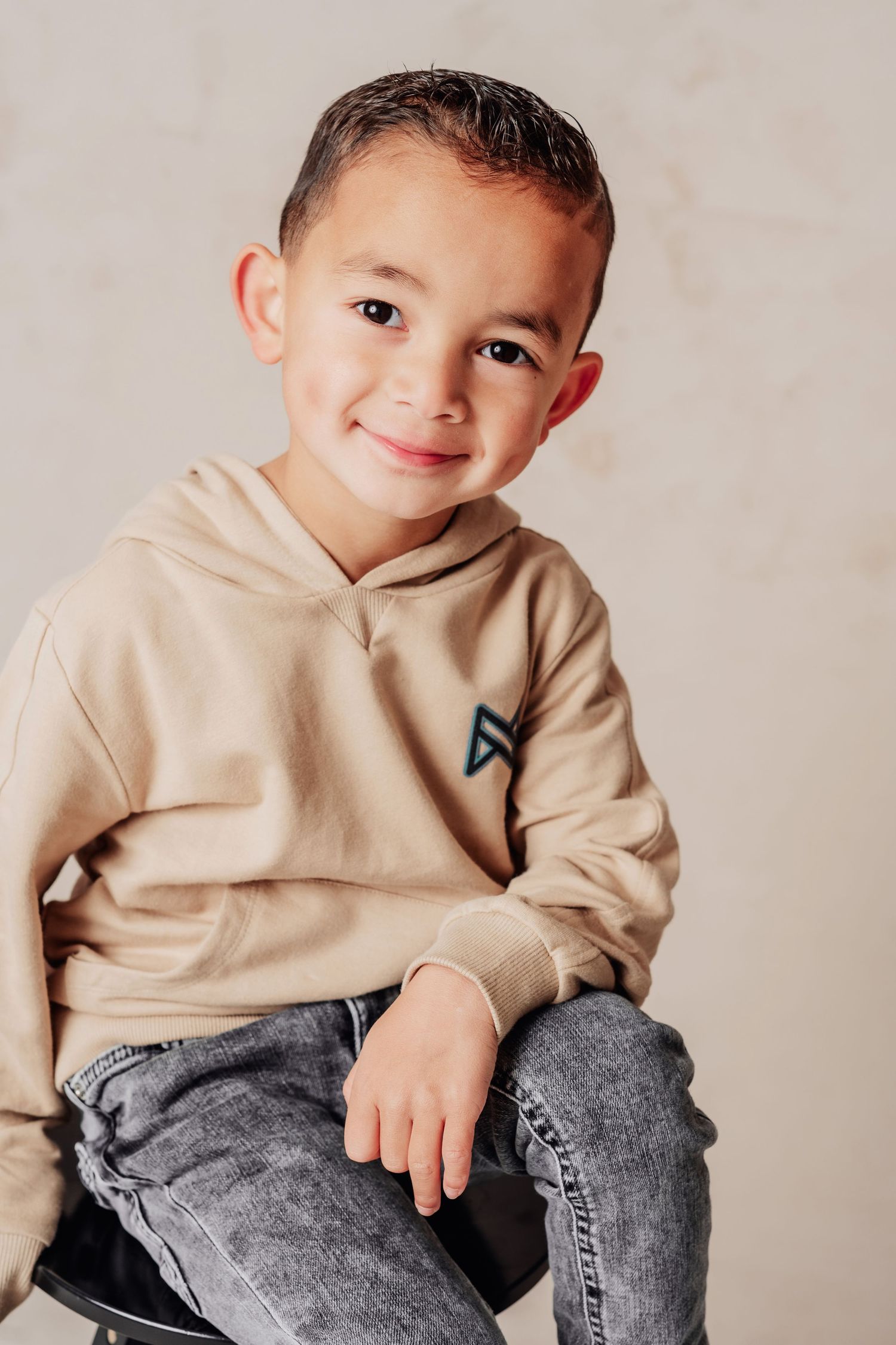 Kinderportret in studio met neutrale styling en rustige uitstraling, professionele portretfotografie Brabant