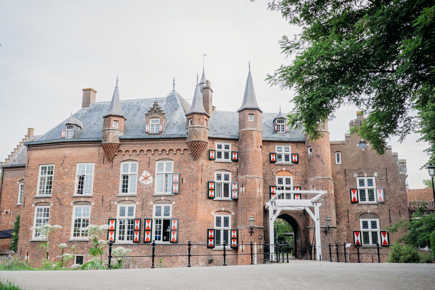 Bruidspaar bij historisch pand van Kasteel Maurick in Vught tijdens hun trouwdag, stijlvolle trouwfotografie