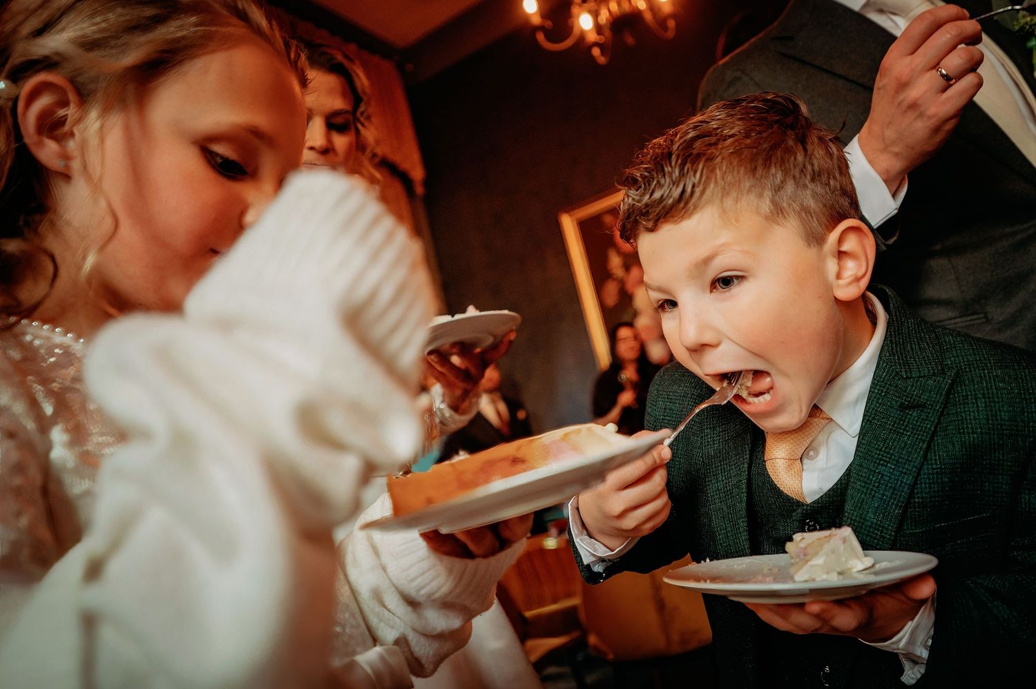 Gasten genieten van eten en drinken tijdens een avondreceptie, bruiloft Brabant.