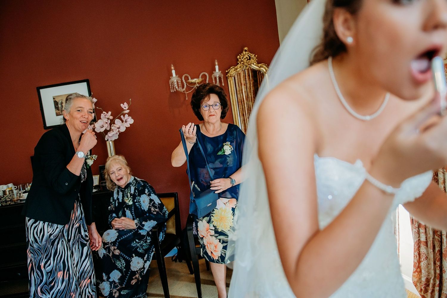 Getting ready momenten in warme binnenruimte, bruidsfotografie Kasteel Maurick Vught, Brabant.