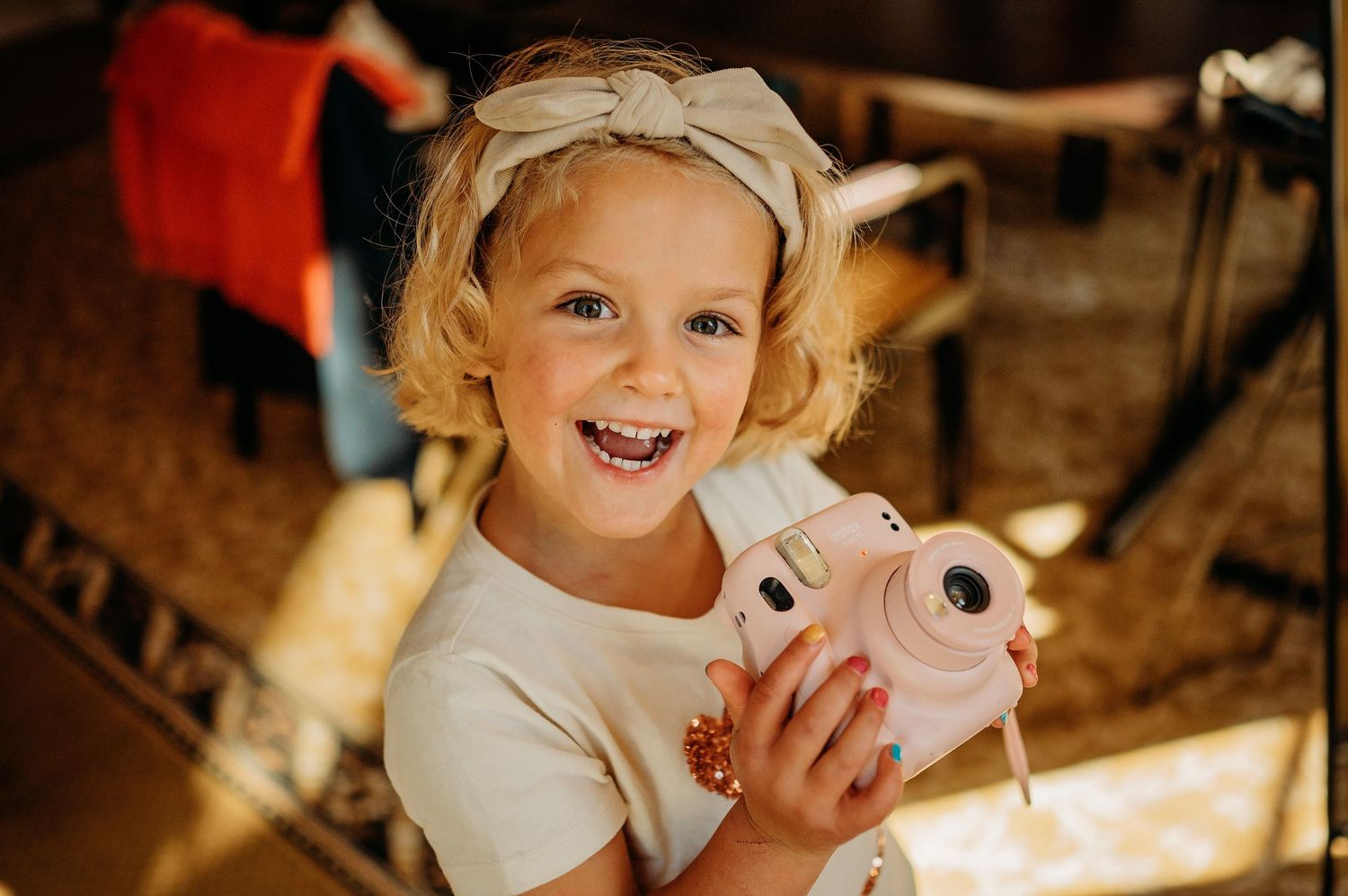 Vrolijke spontane momenten van kinderen tijdens trouwfeest, bruidsfotografie Kasteel Maurick Vught, Brabant.