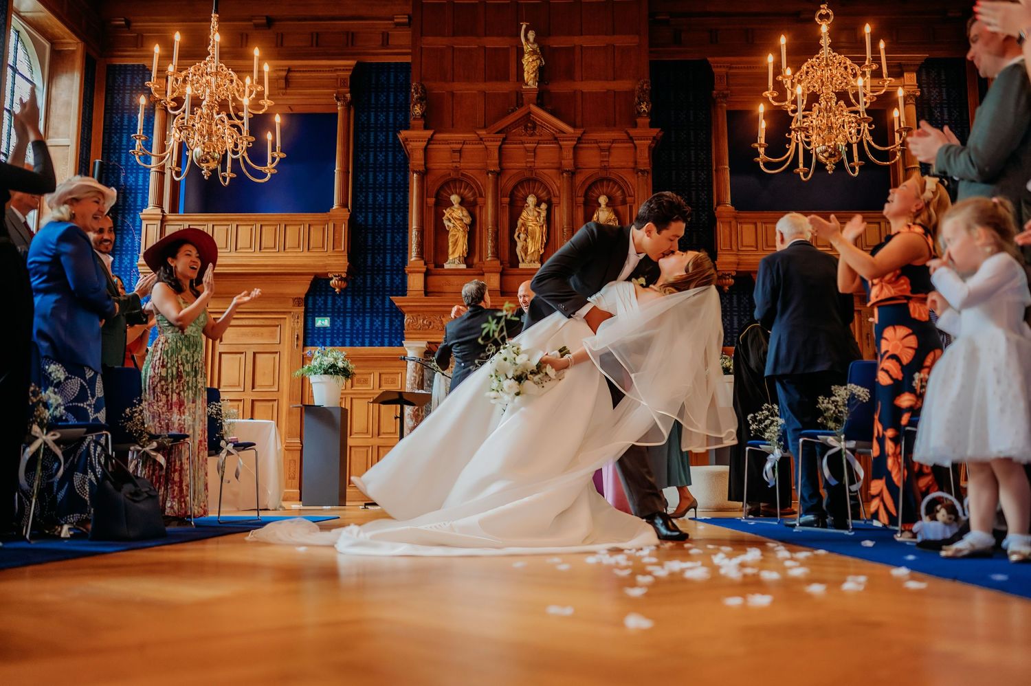 Trouwfeest in grote balzaal met kroonluchters en dansende koppels, bruidsfotografie Noordbrabants Museum Den Bosch, Brabant.