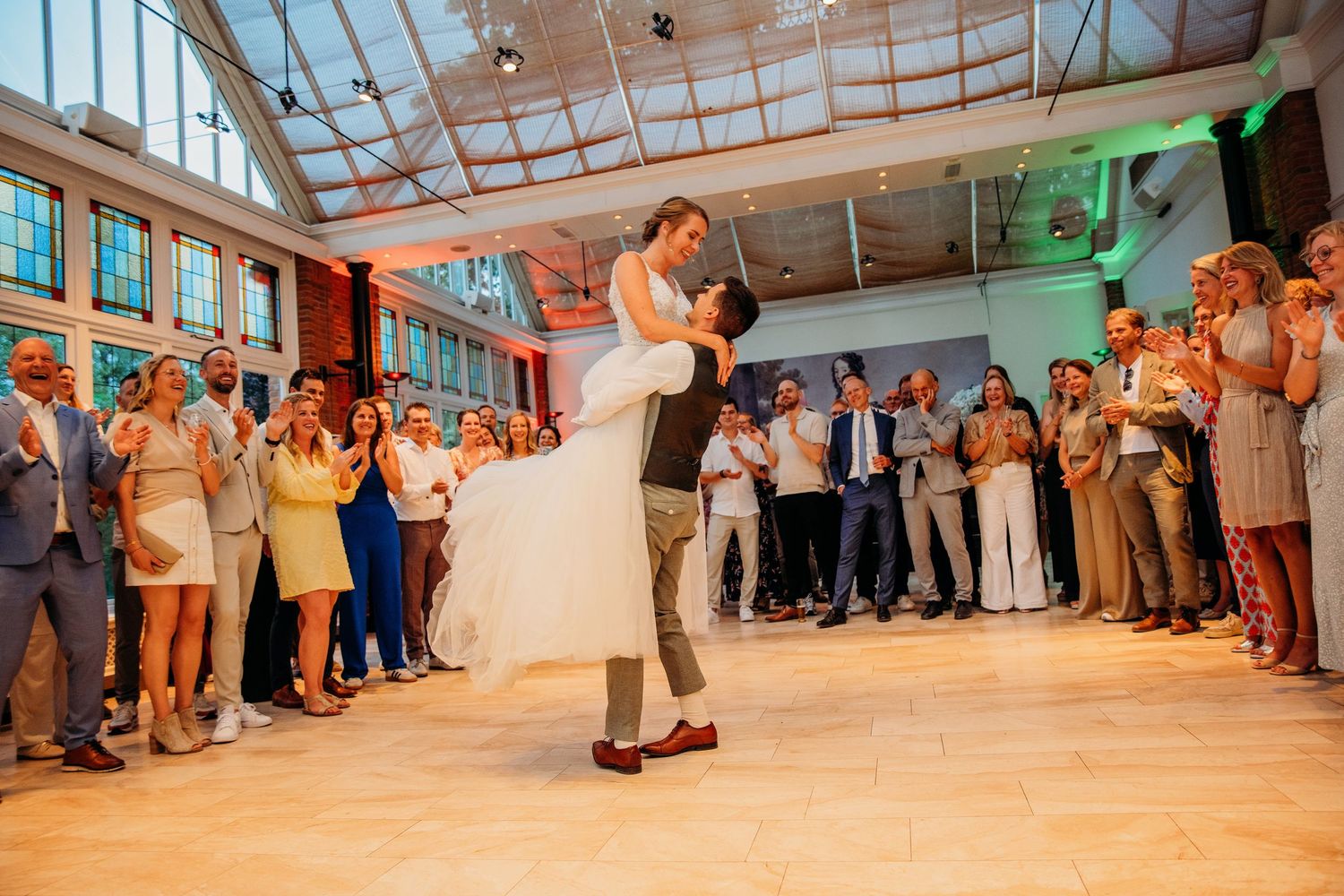 Bruiloft feest in lichte zaal van Kasteel Maurick in Vught met dansend bruidspaar en gasten